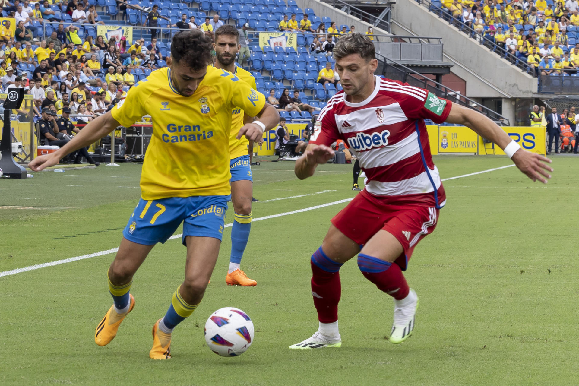 El delantero de Las Palmas Munir El Haddadi (i) lucha con el argentino Lucas Boyé, del Granada, durante el encuentro de la sexta jornada de LaLiga en el estadio de Gran Canaria. Foto EFE/ Quique Curbelo 