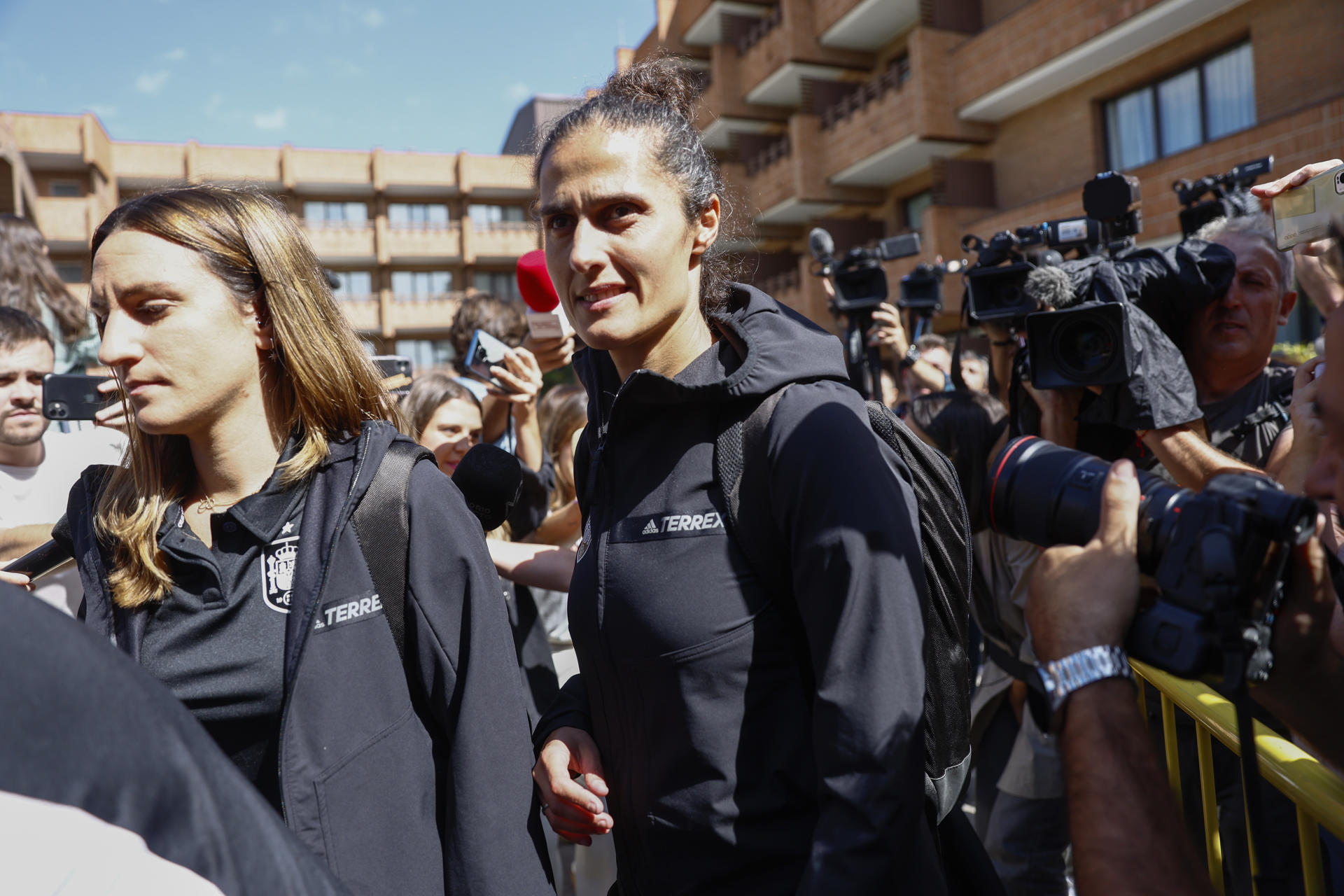 La seleccionadora femenina, Montse Tomé, y las jugadoras que han acudido al Hotel La Alameda se dirigen al autobús para poner rumbo a Valencia, en Madrid. EFE/ Rodrigo Jiménez 