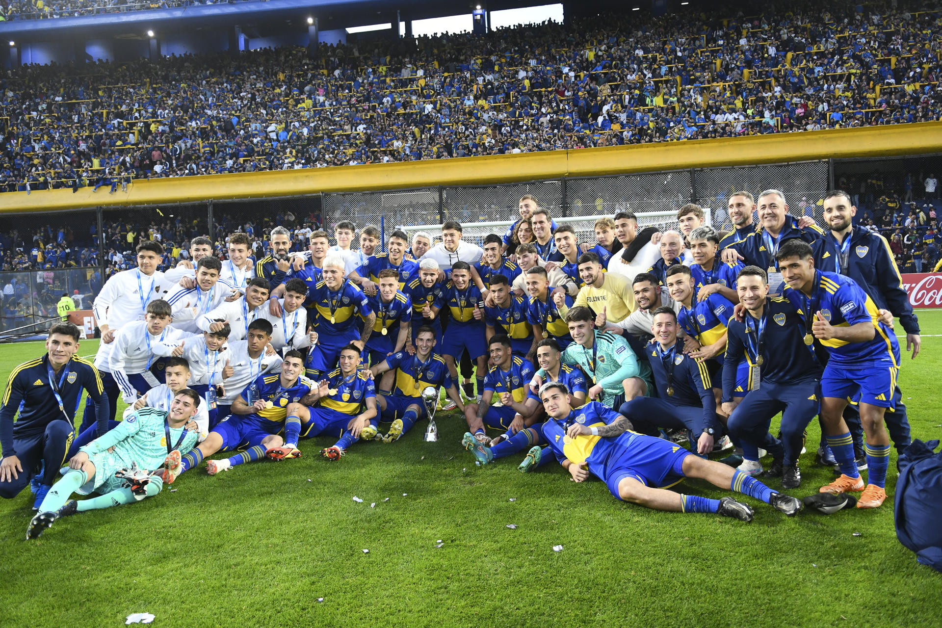 Jugadores de Boca Juniors sub'20 celebran después de vencer por penaltis al AZ Alkmaar hoy, en el estadio La Bombonera de Buenos Aires (Argentina). EFE/ Str 