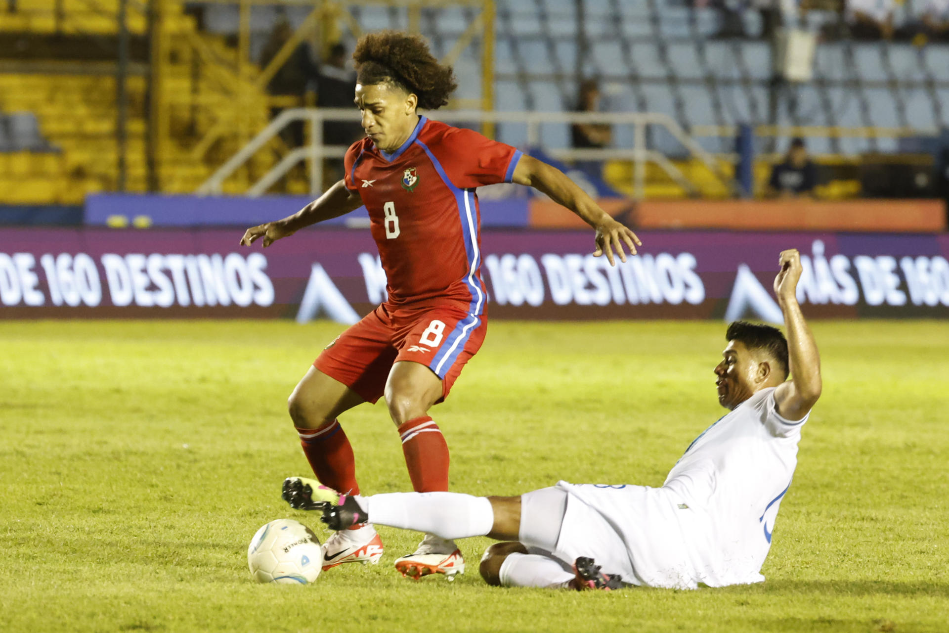 Jorge Aparicio (d), de Guatemala, fue registrado este domingo, 10 de septiembre, al disputar un balón con Adalberto Carrasquilla, de Panamá, durante un partido de la Liga de Naciones de la Concacaf, en el estadio Doroteo Gamuch Flores, en Ciudad de Guatemala (Guatemala). EFE/Esteban Biba 