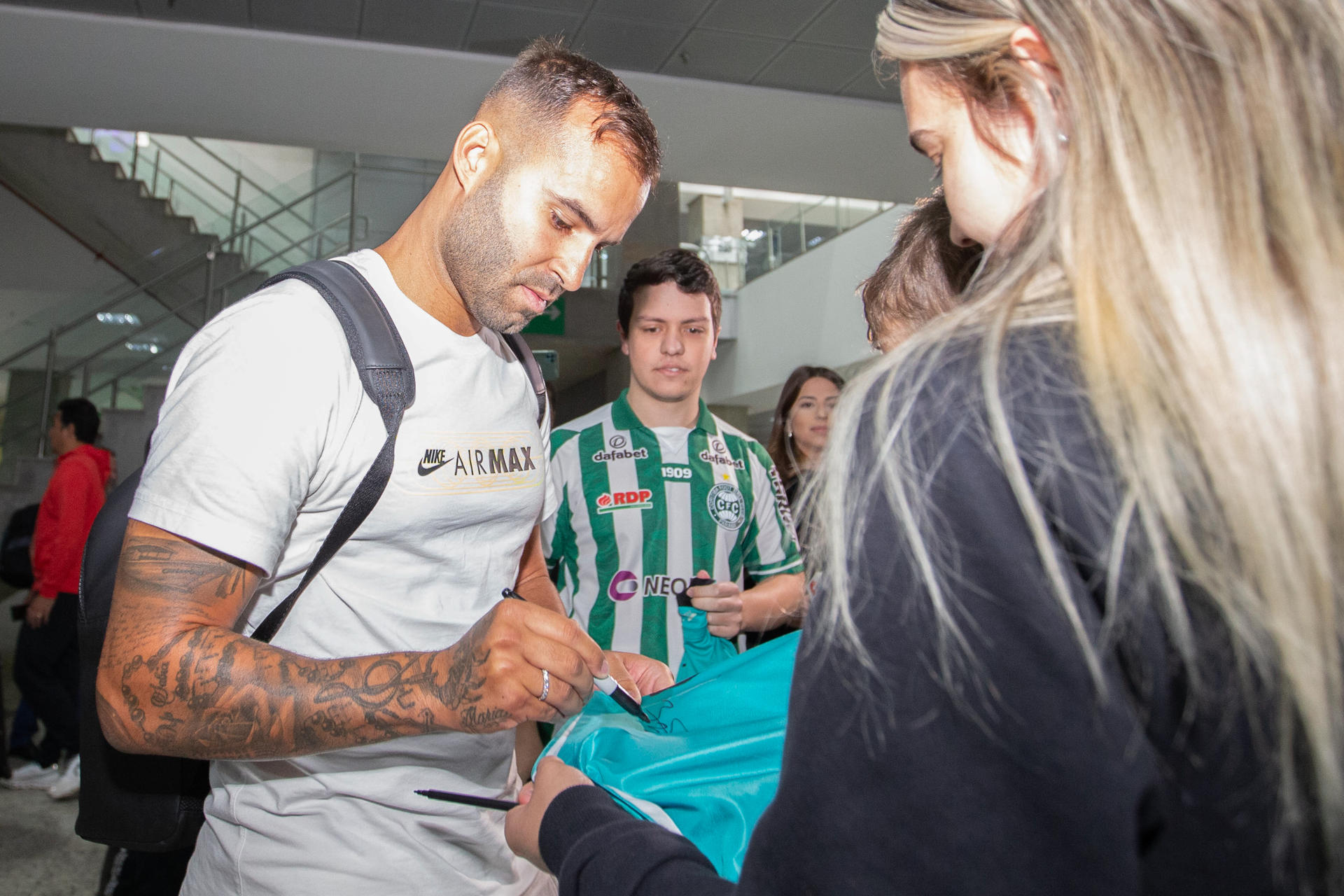 El jugador español Jesé Rodríguez (i), ex Real Madrid y PSG, firma hoy autógrafos tras aterrizar en el Aeropuerto Internacional Afonso Pena en Curitiba, Paraná (Brasil). EFE/Hedeson Alves 