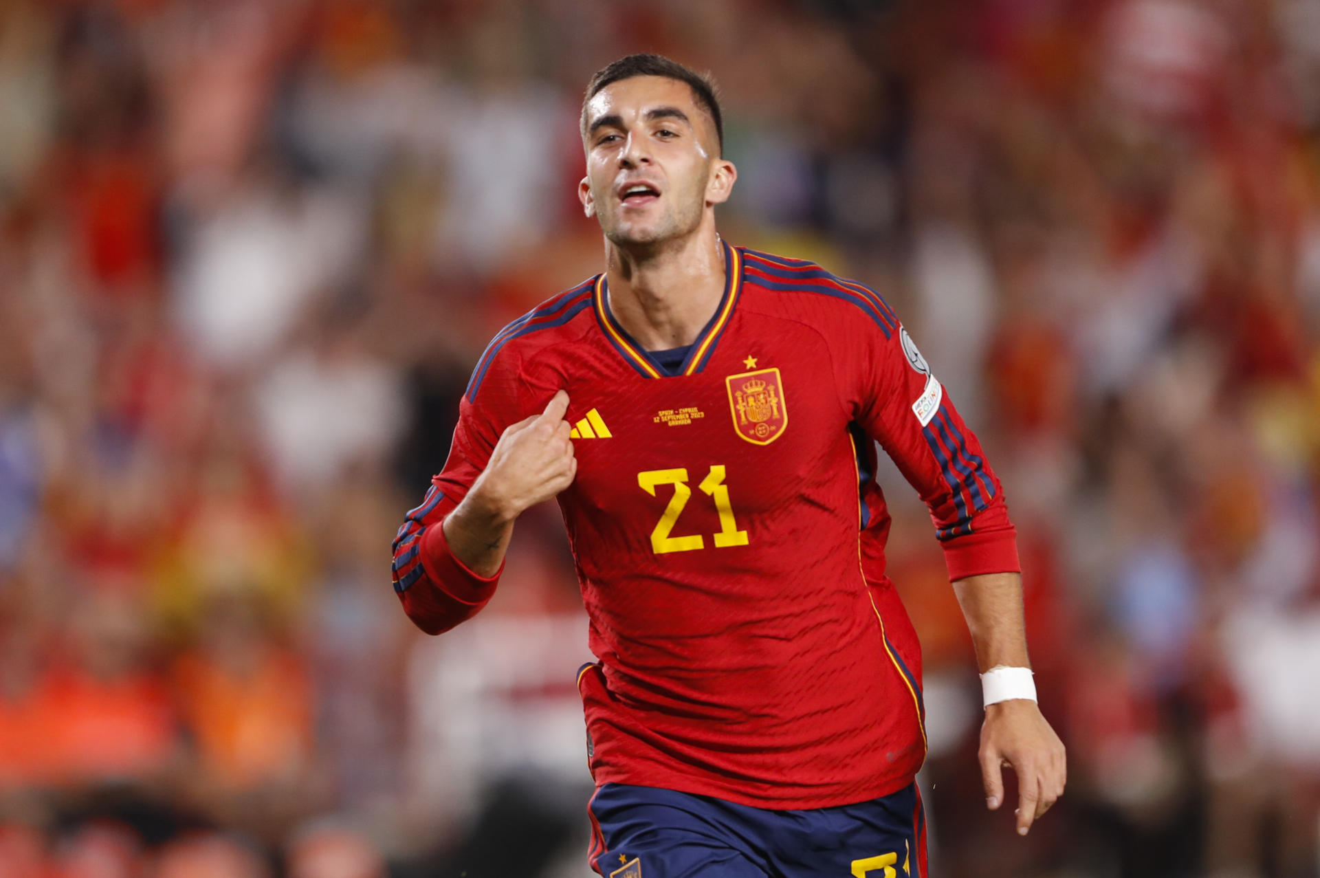 El delantero de la selección española Ferrán Torres celebra su gol, durante el partido de clasificación para la Eurocopa 2024 que los combinados de España y Chipre juegan hoy martes en el estadio Nuevo Los Cármenes, en Granada. EFE/Jorge Zapata 