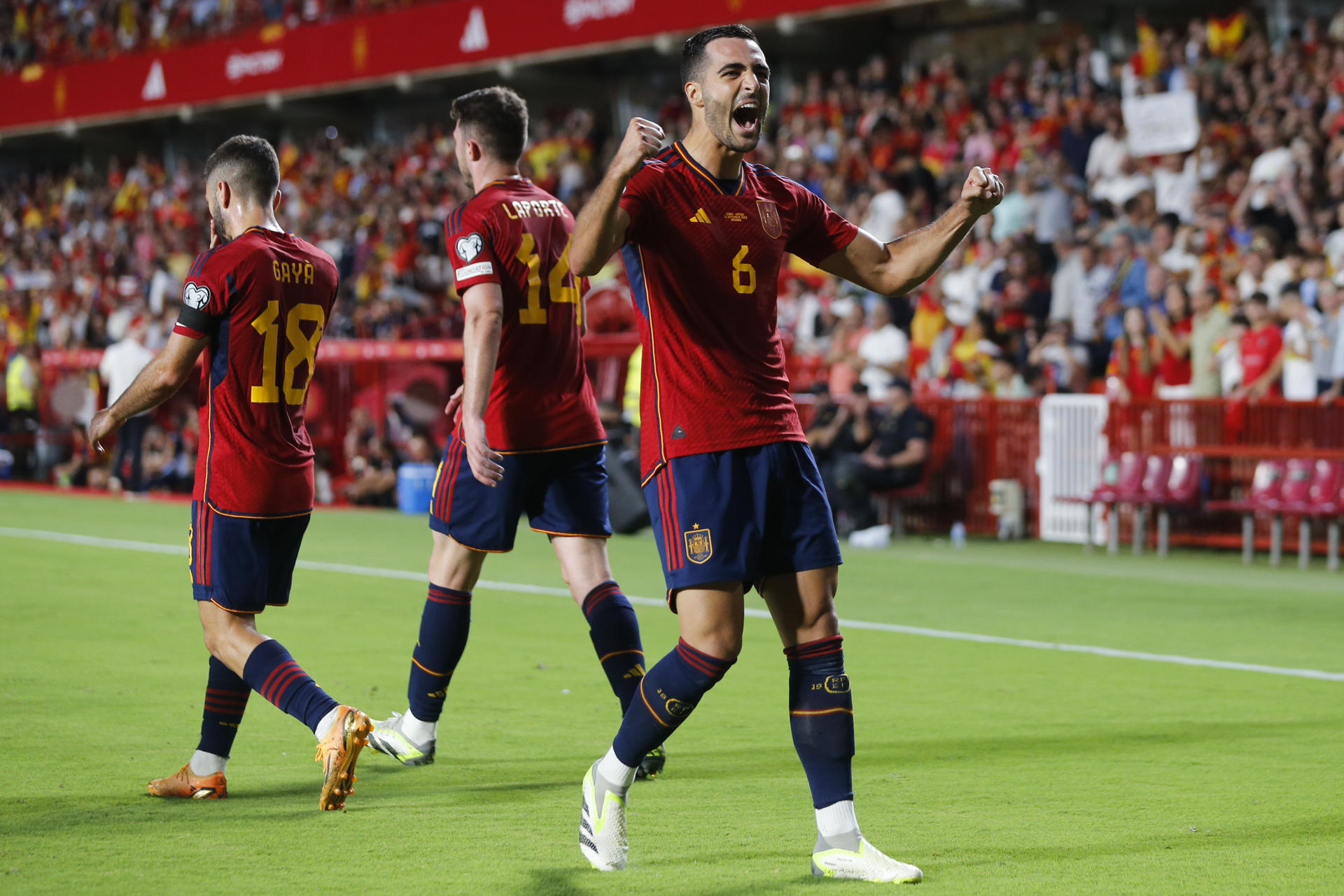 El centrocampista español Mikel Merino celebra tras marcar el 2-0 durante el partido de clasificación para la Eurocopa 2024 que los combinados de España y Chipre juegan hoy martes en el estadio Nuevo Los Cármenes, en Granada. EFE/ Jorge Zapata 