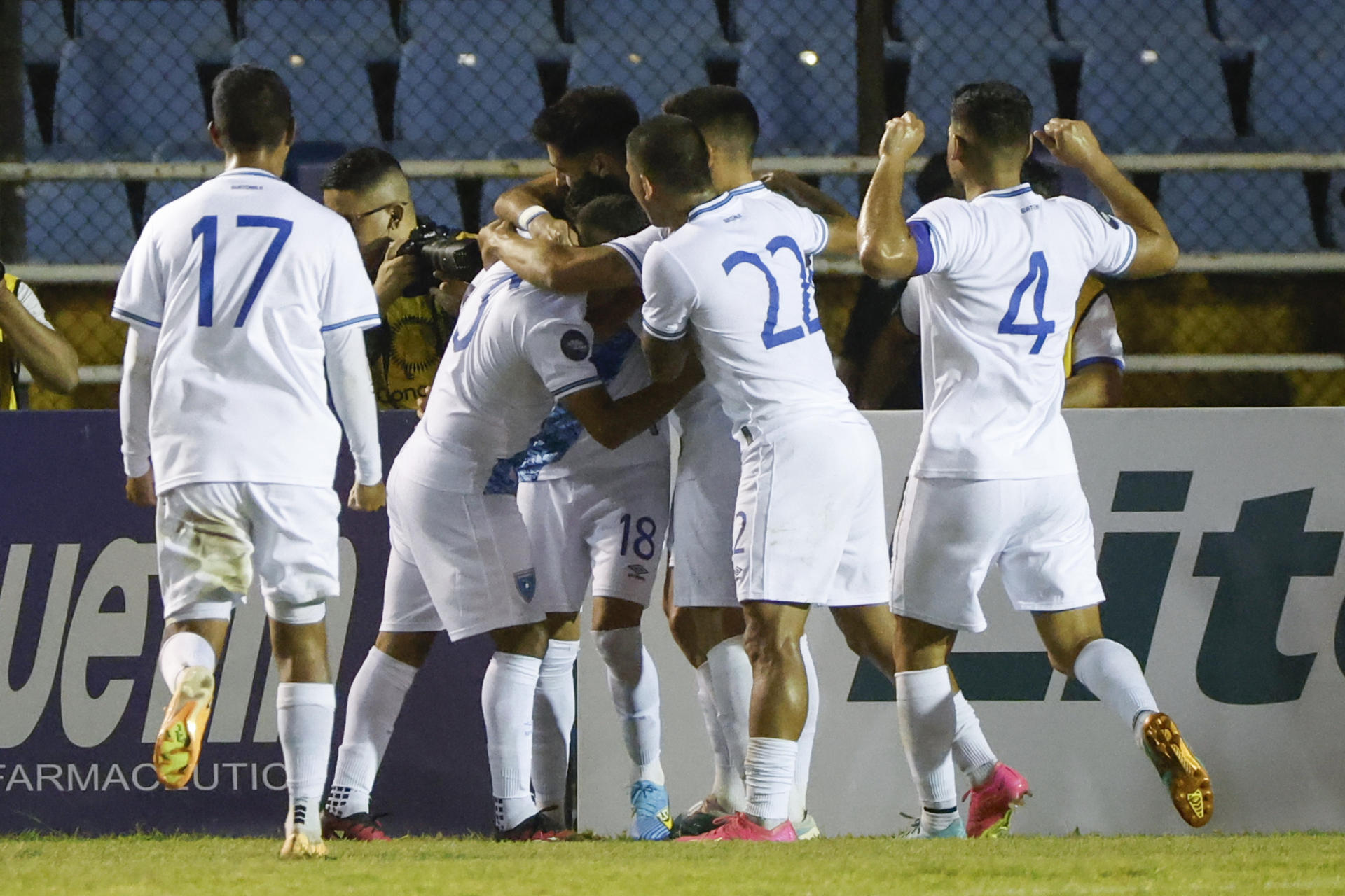 Oscar Santis (c), de Guatemala, fue registrado este domingo, 10 de septiembre, al celebrar un gol que le anotó a Panamá, durante un partido de la Liga de Naciones de la Concacaf, en el estadio Doroteo Gamuch Flores, en Ciudad de Guatemala (Guatemala). EFE/Esteban Biba 