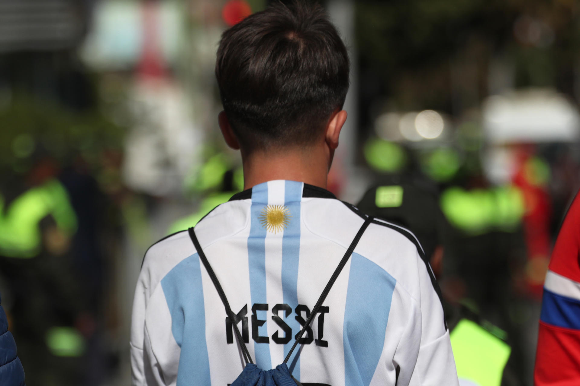 Hinchas de la selección Argentina esperan hoy frente al hotel donde se aloja la selección albiceleste, en La Paz (Bolivia). EFE/Luis Gandarillas 