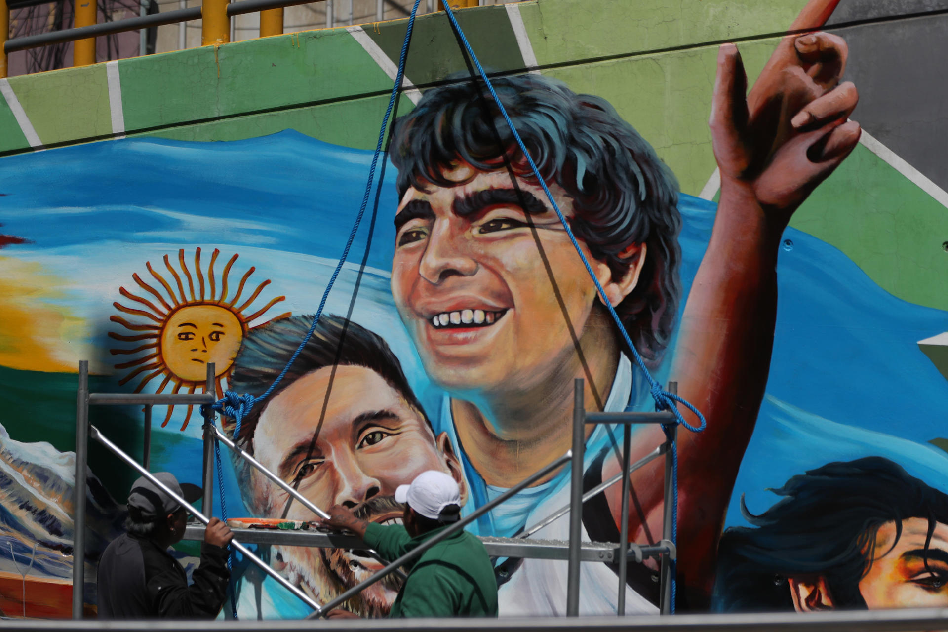 Artistas ultiman hoy detalles de un mural en honor al partido entre las selecciones de Bolivia y Argentina, en La Paz (Bolivia). EFE/Luis Gandarillas 