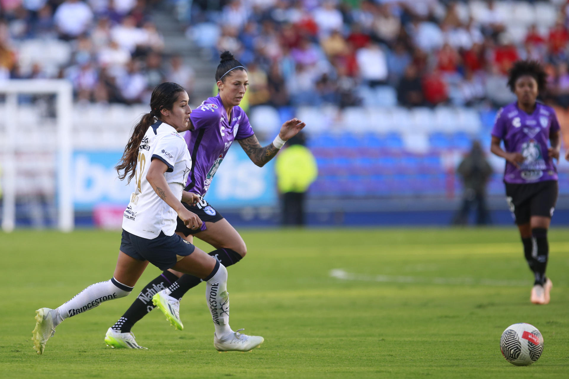 Jennifer Hermoso (2i), del Pachuca, fue registrada este domingo, 10 de septiembre, al disputar un balón con Yaneisi Rodríguez (i), de las Pumas de la UNAM, durante un partido de la fecha 10 del torneo Apertura 2023 de la Liga femenina MX, en el Estadio Hidalgo, en la ciudad de Pachuca (México). EFE/David Martínez 