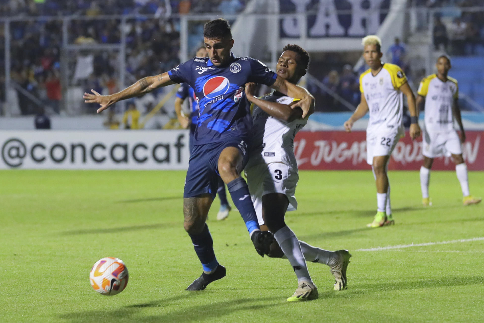 Chileno Valdés y uruguayo Viñas dan triunfo al América sobre líder  Monterrey - FÚTBOL MÉXICO