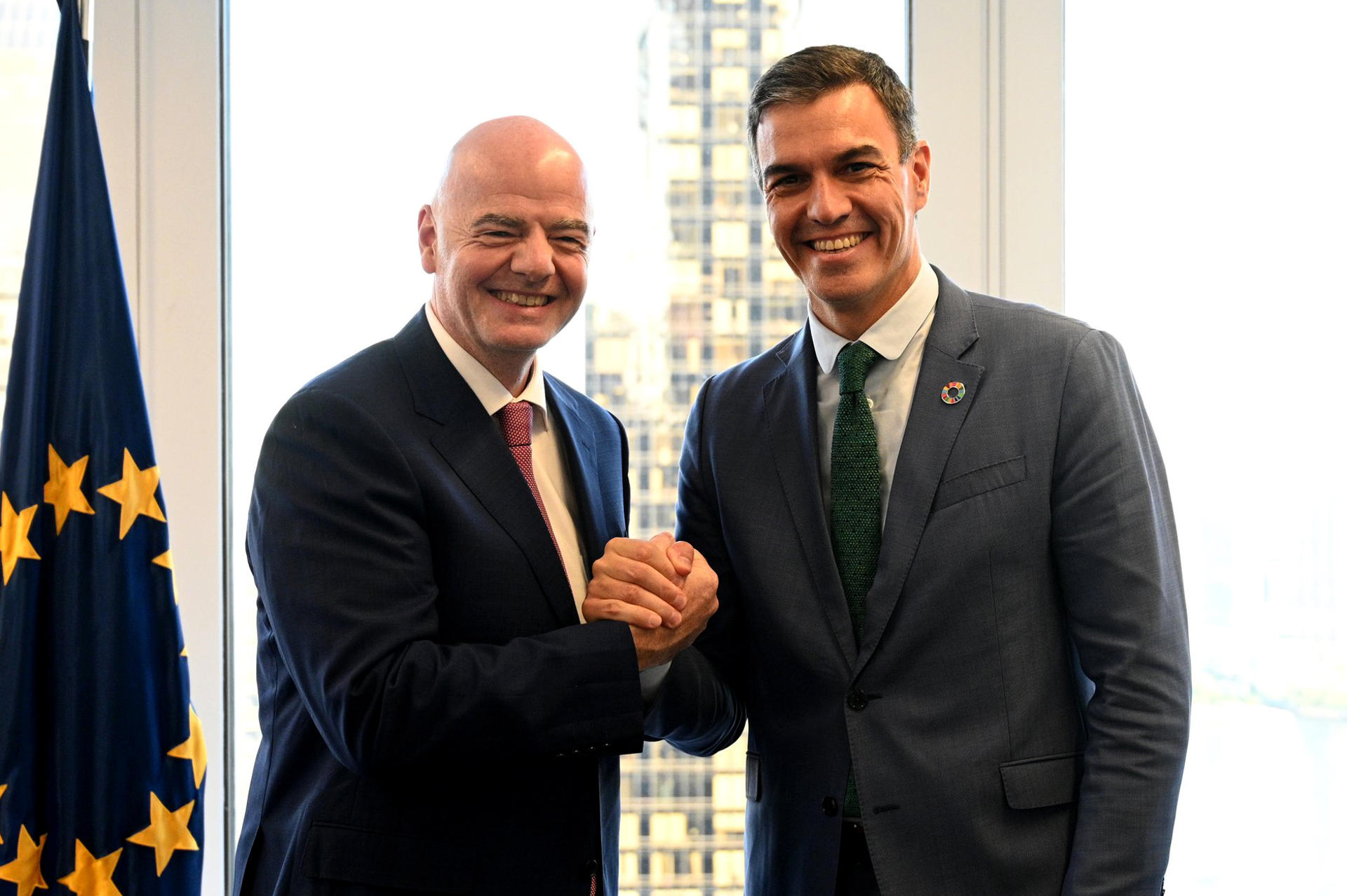 El presidente del Gobierno, Pedro Sánchez (d) y el presidente de la FIFA, Gianni Infantino, durante la reunión que han mantenido en Nueva York. EFE / MONCLOA. 