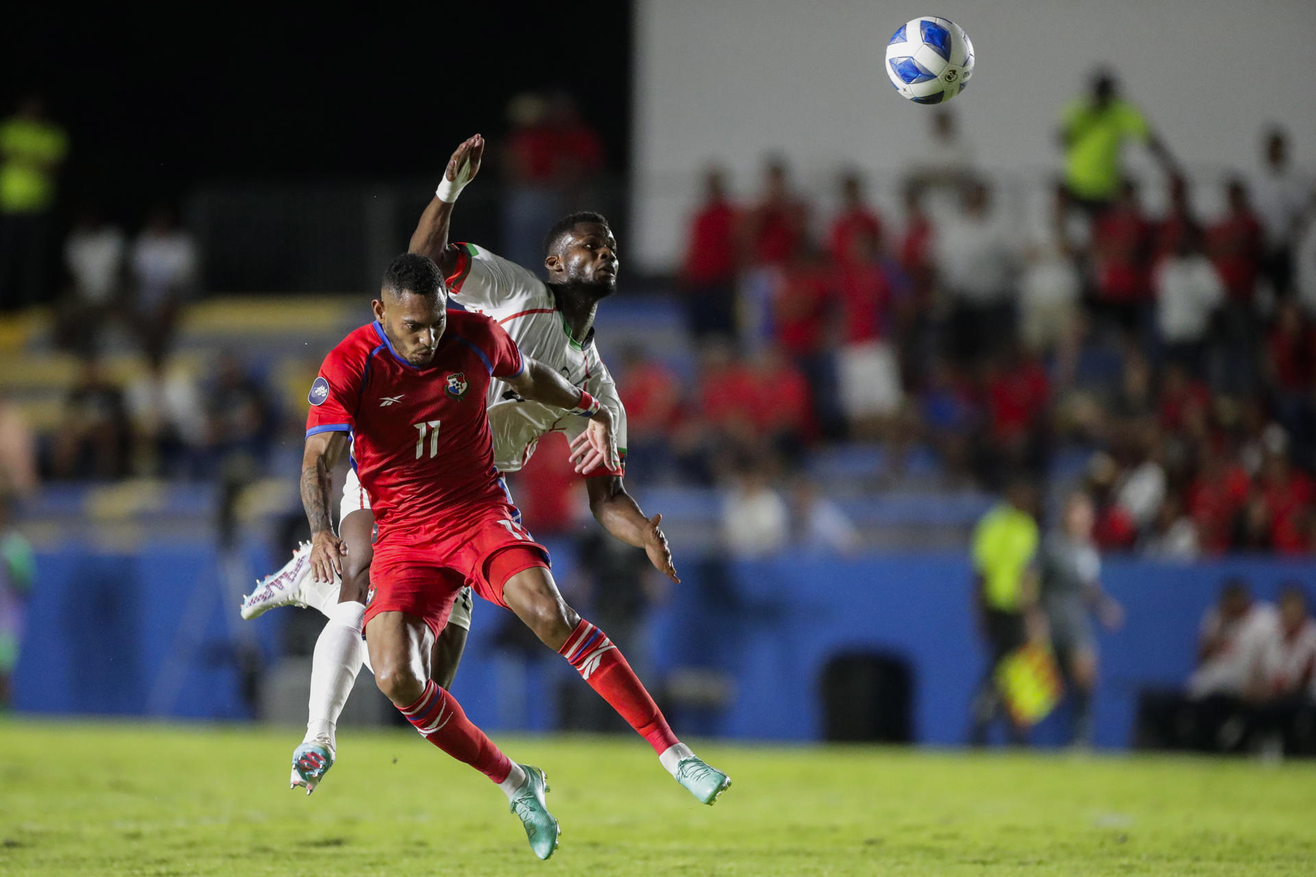 Ismael Díaz (i) de Panamá disputa un balón con Florent Poulolo de Martinica hoy, en un partido de la Liga Naciones de la Concacaf entre Panamá y Martinica en el estadio Universidad Latina en Penonomé (Panamá). EFE/ Bienvenido Velasco 