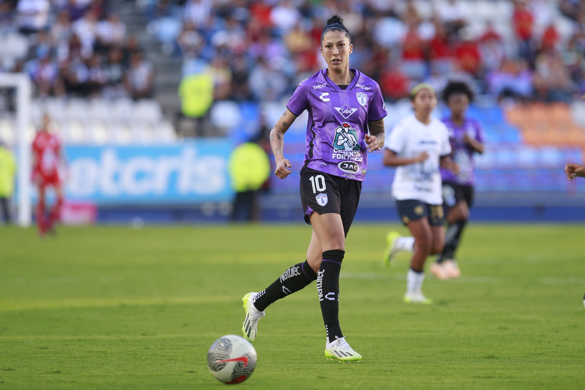 La futbolista española Jennifer Hermoso, del Pachuca, fue registrada este domingo, 10 de septiembre, durante un partido contra las Pumas de la UNAM, en desarrollo de la fecha 10 del torneo Apertura 2023 de la Liga femenina MX, en el Estadio Hidalgo, en la ciudad de Pachuca (México). EFE/David Martínez 