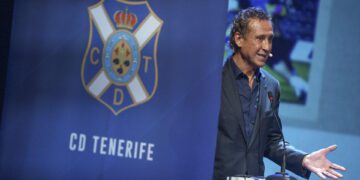 alt Argentino Jorge Valdano recibe "con mucho orgullo" la insignia de oro y brillantes del Tenerife