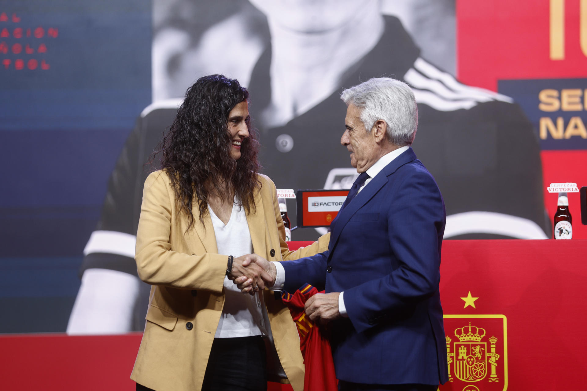 La nueva seleccionadora absoluta, Montse Tomé (i), posa para los fotógrafos junto al presidente interino en la RFEF, Pedro Rocha (d), durante su presentación este lunes en la Ciudad del Fútbol de Las Rozas, donde facilitará la convocatoria para los partidos de la Liga de Naciones contra Suecia, el viernes 22, y contra Suiza, el día 26. La Federación Española de Fútbol (RFEF) instó hoy a las jugadoras de la selección "a sumarse al cambio liderado" por el organismo y las garantizó "un entorno seguro" para su vuelta al equipo, antes de que la nueva seleccionadora, Montse Tomé. EFE/ Rodrigo Jiménez 