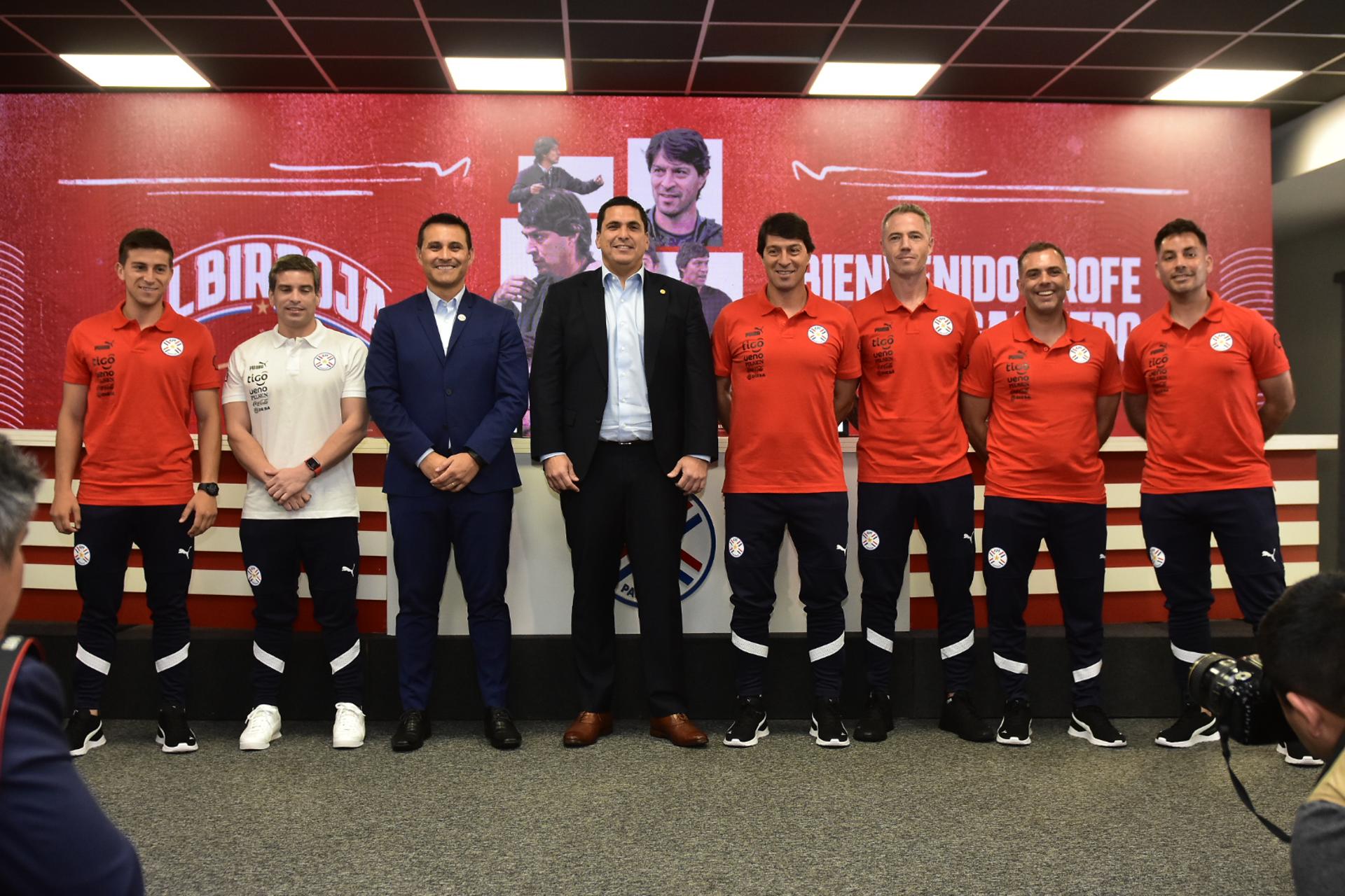 Robert Harrison (4i), presidente de la Asociación Paraguaya de Fútbol, y Justo Villar (3i), director deportivo del combinado paraguayo, posan con el argentino Daniel Garnero (d4) y su cuerpo técnico durante su presentación como nuevo entrenador de la selección paraguaya de fútbol, hoy, en Asunción (Paraguay). EFE/ Daniel Piris 