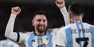 alt La selección argentina, con el argentino Messi, viaja rumbo a Bolivia para el duelo de eliminatorias