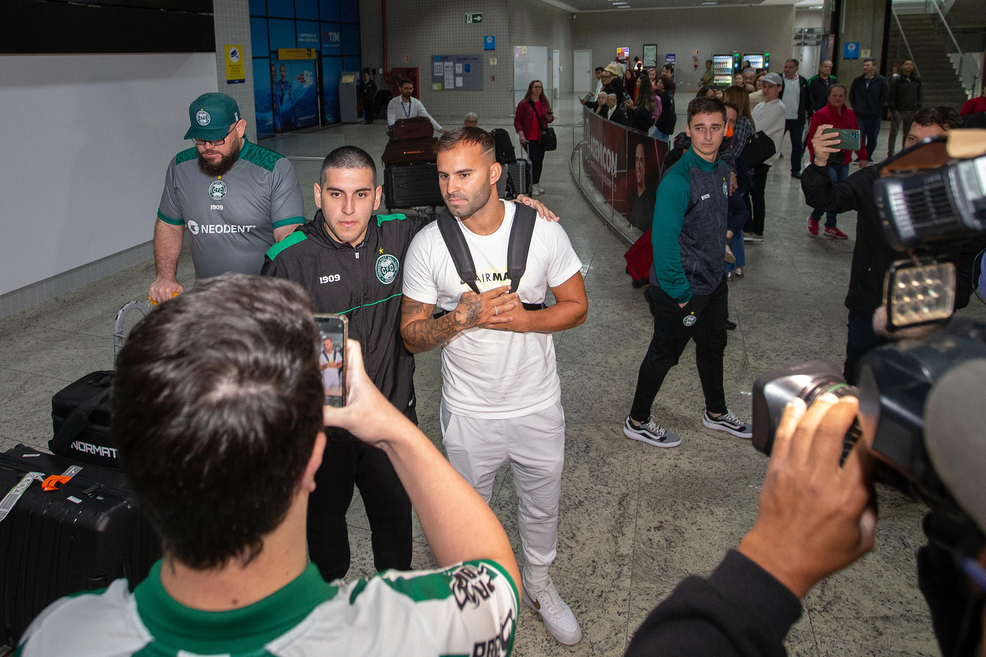 El jugador español Jesé Rodríguez (c), ex Real Madrid y PSG, posa hoy con hinchas tras aterrizar en el Aeropuerto Internacional Afonso Pena en Curitiba, Paraná (Brasil). EFE/Hedeson Alves 