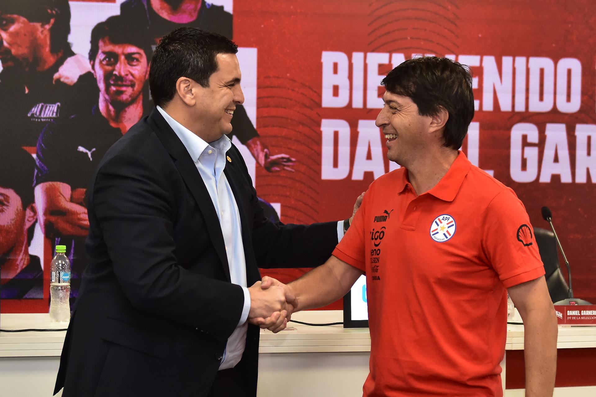 Robert Harrison (i), presidente de la Asociación Paraguaya de Fútbol, posa con el argentino Daniel Garnero (d) durante su presentación como nuevo entrenador de la selección paraguaya de fútbol, hoy, en Asunción (Paraguay). EFE/ Daniel Piris 