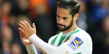 alt Español Isco fue sustituido con mareos en la recta final