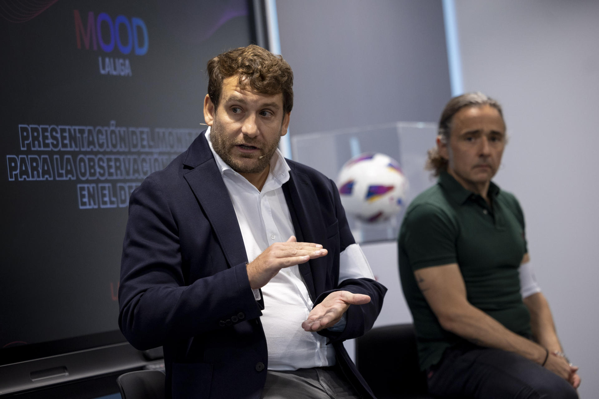 Borja González de Mendoza (c), CEO de Séntisis, e Ícaro Moyano (d), jefe de Estrategia de GrupoM, participan en la presentación del Monitor para la Observación del Odio en el Deporte (MOOD), una nueva herramienta con la que la institución y los clubes dan un paso más en la lucha contra el odio en el deporte en la sede de LaLiga en Madrid. EFE/ Daniel González 