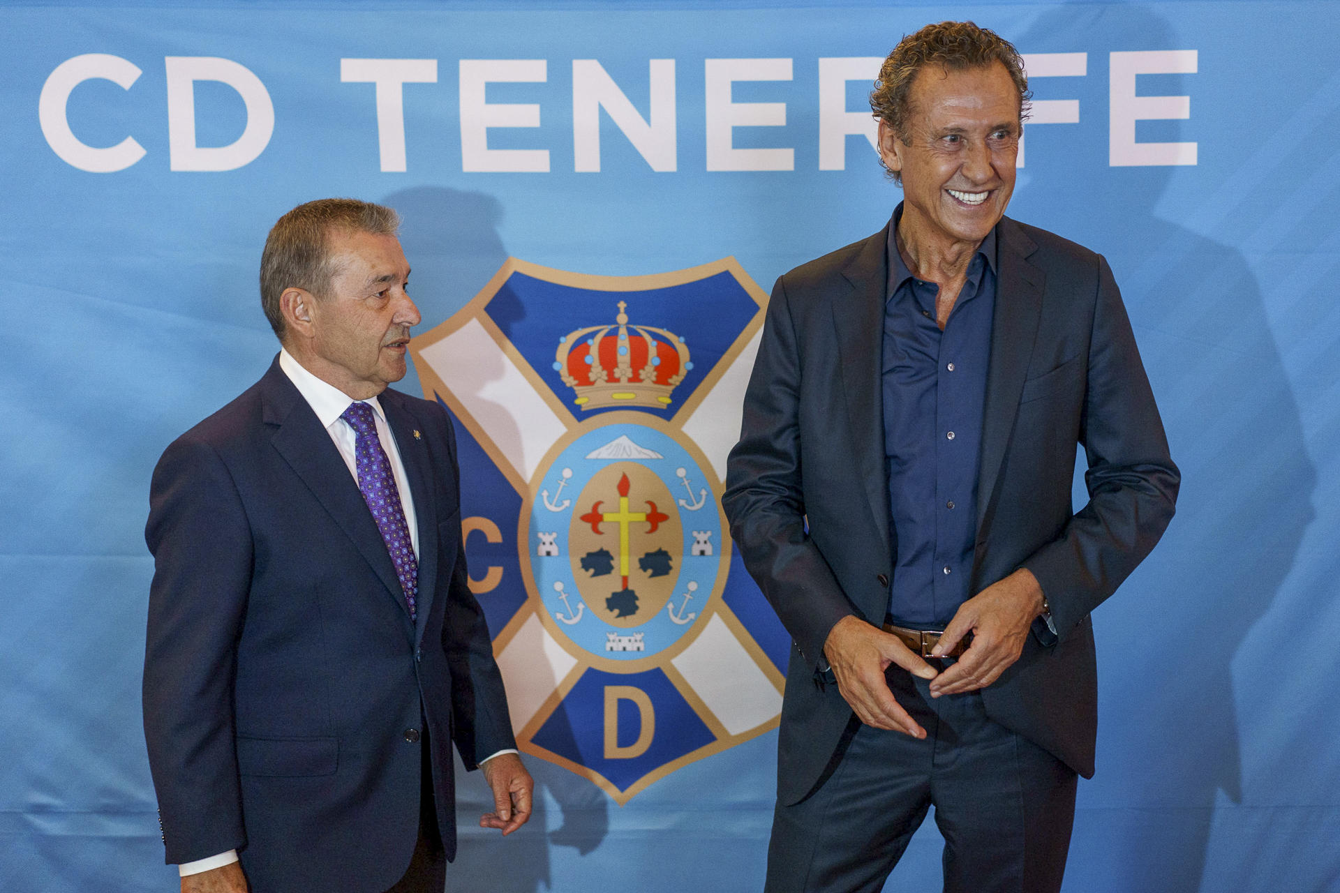 El presidente del CD Tenerife, Paulino Rivero (i), entregará la insignia de oro y brillantes de la entidad al exentrenador argentino Jorge Valdano (d), quien hace 30 años clasificó al equipo blanquiazul por primera vez en su historia para disputar la Copa de la UEFA, este jueves en el Teatro Guimerá de Santa Cruz de Tenerife. EFE/ Ramón De La Rocha 