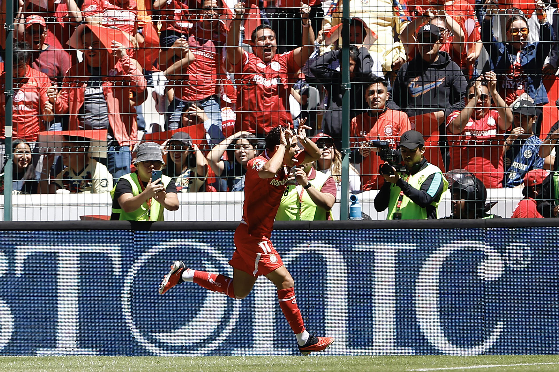 Maximiliano Araujo del Toluca, celebra un gol anotado al América, durante un juego por la jornada 9 del torneo Apertura 2023 de la Liga MX del fútbol mexicano frente al América hoy, en el estadio Nemesio Diez, en Toluca (México). EFE/Felipe Gutiérrez 