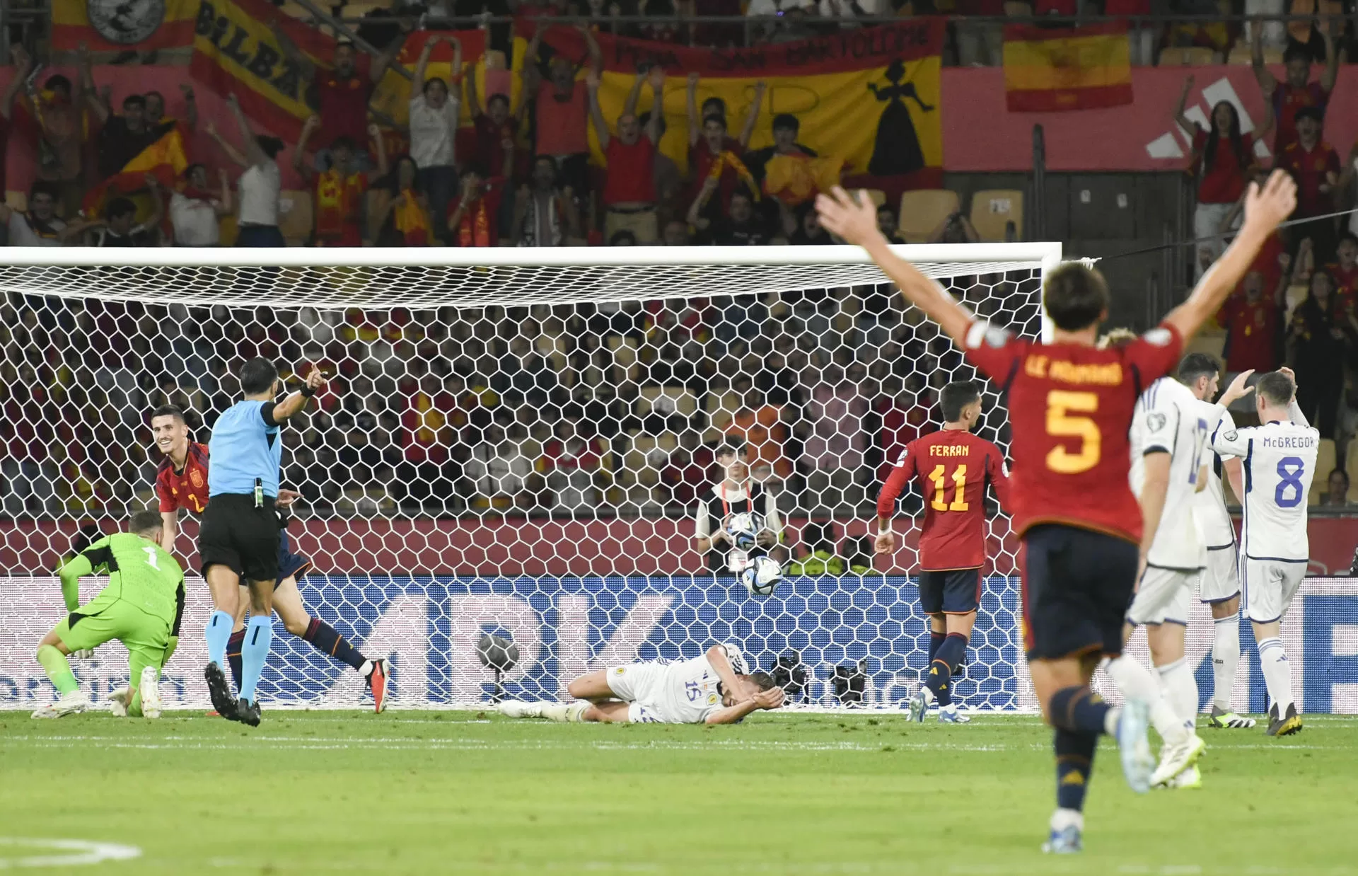 El centrocampista de la selección española Oihan Sancet (2i) celebra su gol, segundo del equipo, en el partido de clasificación para la Eurocopa 2024 que los combinados nacionales de España y Escocia juegan hoy jueves en el estadio de La Cartuja, en Sevilla. EFE/ Raúl Caro.