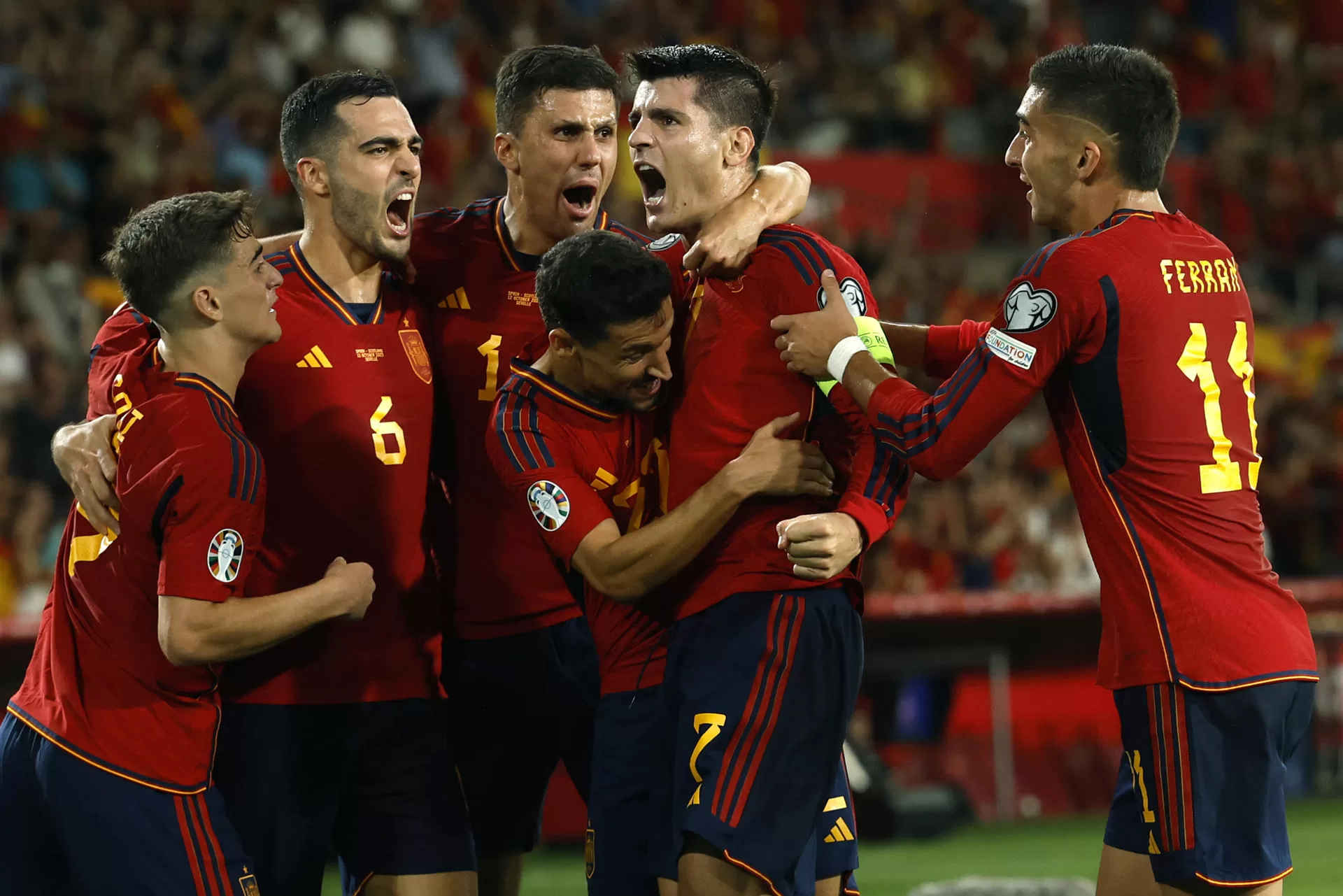 El delantero de la selección española Álvaro Morata (2d) celebra su gol, primero del equipo, en el partido de clasificación para la Eurocopa 2024 que los combinados nacionales de España y Escocia juegan hoy jueves en el estadio de La Cartuja, en Sevilla. EFE/ Julio Muñoz