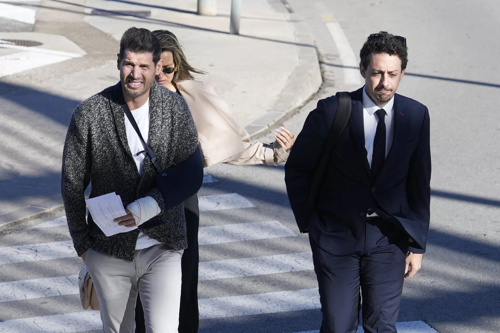 El director de la selección masculina de fútbol, Albert Luque (i), a su llegada a los juzgados de Terrassa (Barcelona) desde donde declara por vídeoconferencia ante el juez de la Audiencia Nacional que investiga al expresidente de la Real Federación Española de Fútbol (RFEF) por el beso a Jenni Hermoso. EFE/Enric Fontcuberta 