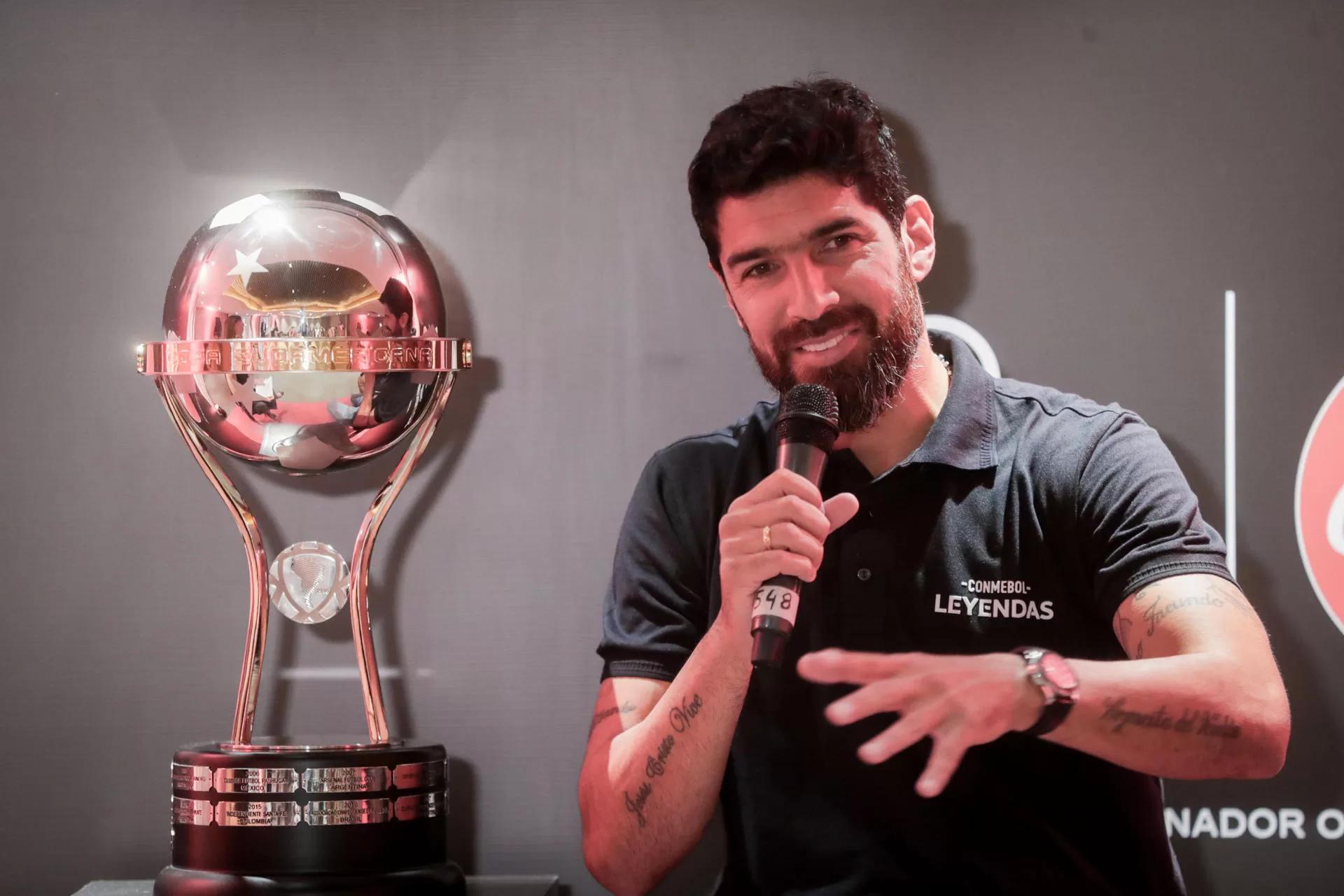 alt El 'Loco' Abreu presenta en Uruguay el trofeo de la Copa Sudamericana