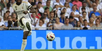 El defensa alemán del Real Madrid, Rüdiger durante el partido de Liga EA Sports que el Real Madrid y el Osasuna disputaron en el estadio Santiago Bernabéu de Madrid. EFE/Zipi