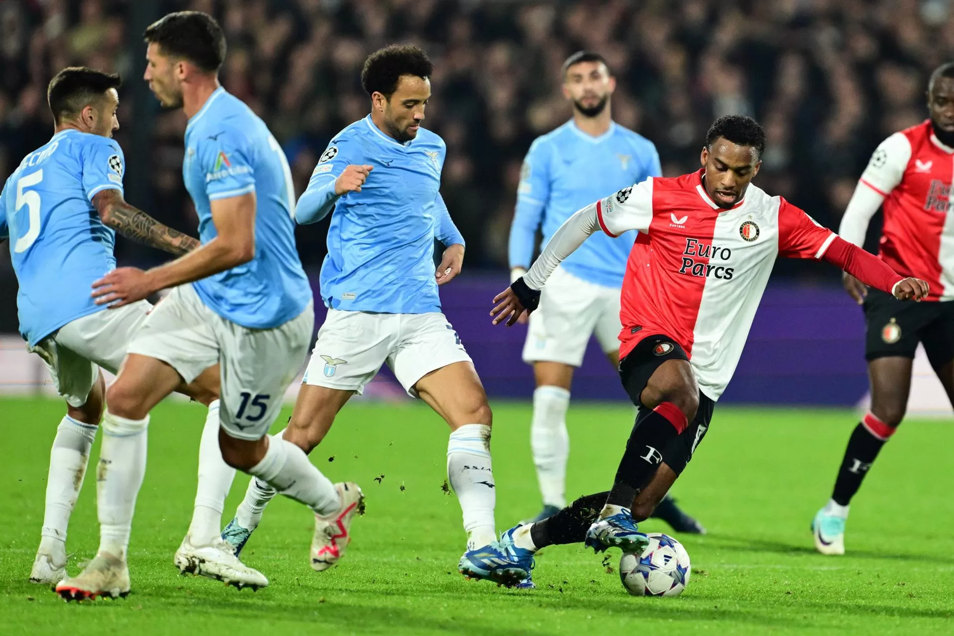 (I-D) Matias Vecino, Nicolo Casale, y Taty Castellanos, del SS Lazio, acción ante el neerlandés Quinten Timber of Feyenoord EFE/EPA/OLAF KRAAK 