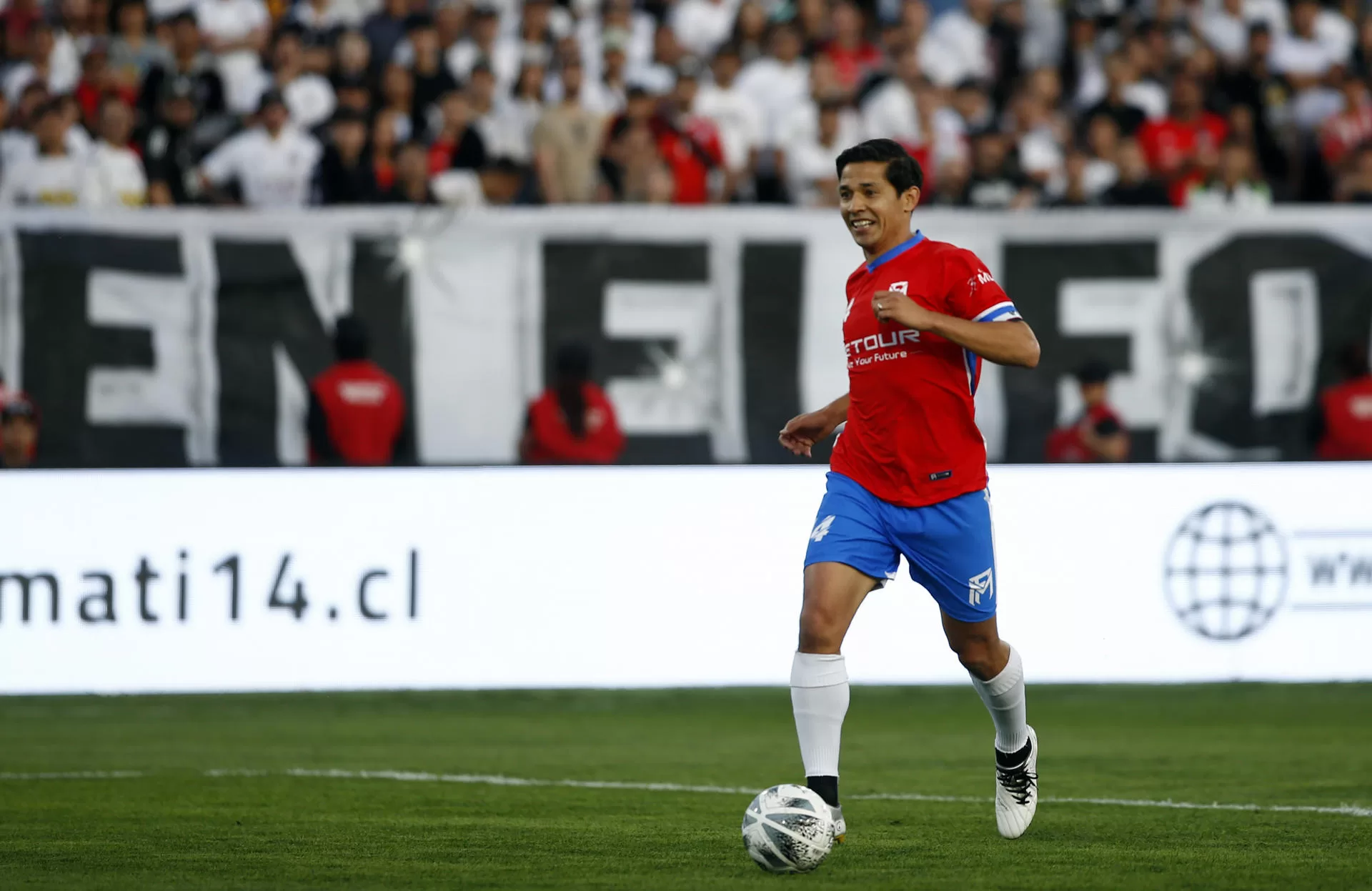 El exjugador chileno Matías Fernández controla un balón durante su partido de despedida, hoy en el estadio Monumental, en Santiago (Chile). EFE/Javier Martín 