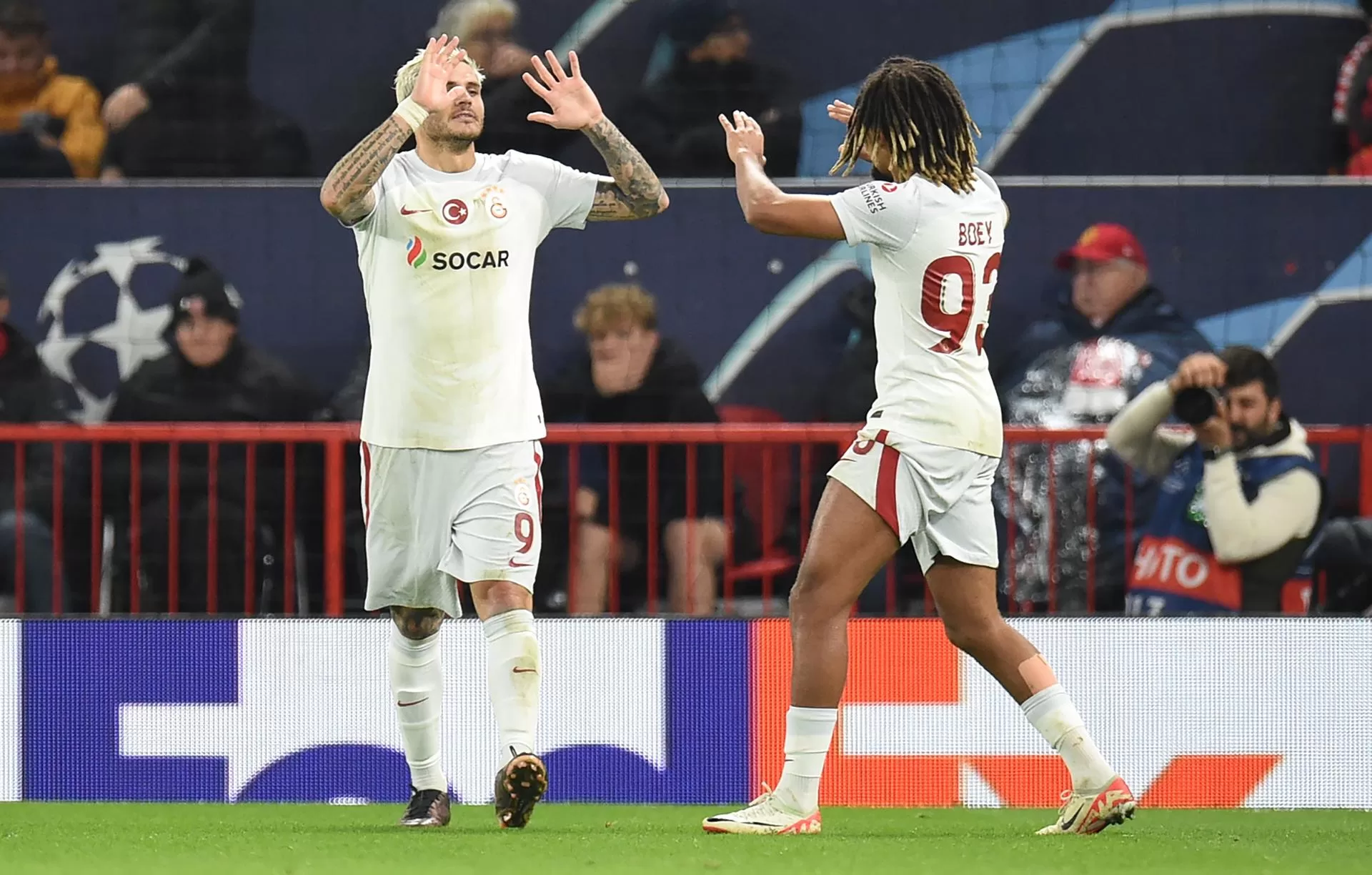 Mauro Icardi (I) celebra con su compañero Sacha Boey un gol en Old Trafford con el Galatasaray, en Mánchester, Reino UnidoEFE/EPA/PETER POWELL 