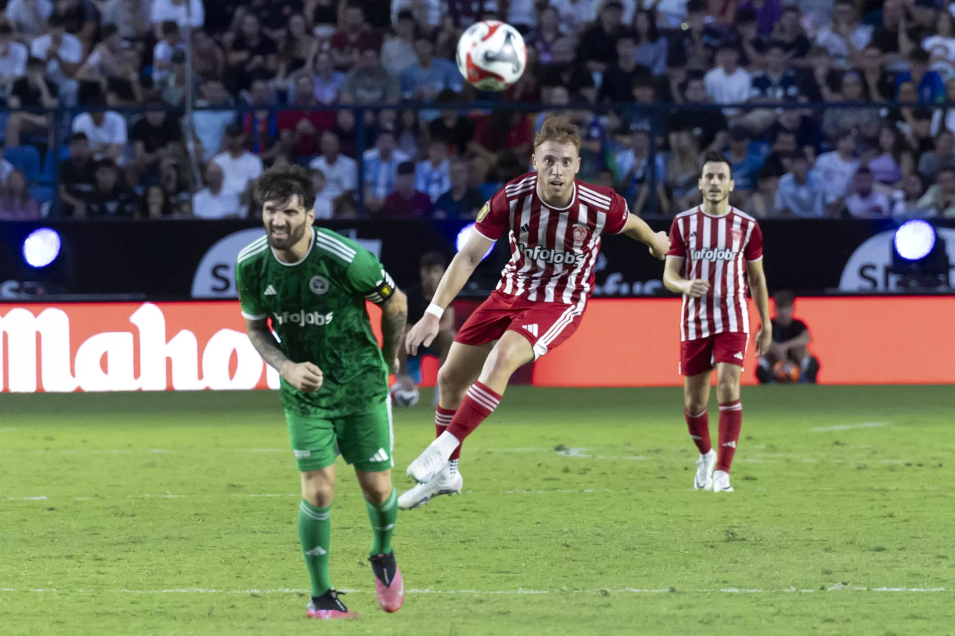 El jugador de Los Troncos FC Carles Planas (i) disputa un balón con Mario Reyes (c), de Aniquiladores FC, durante el encuentro entre Los Troncos FC y Aniquiladores FC de las semifinales de la Kings & Queens Cup Finals celebrado este sábado en el estadio de La Rosaleda, en Málaga. EFE/ Daniel Pérez