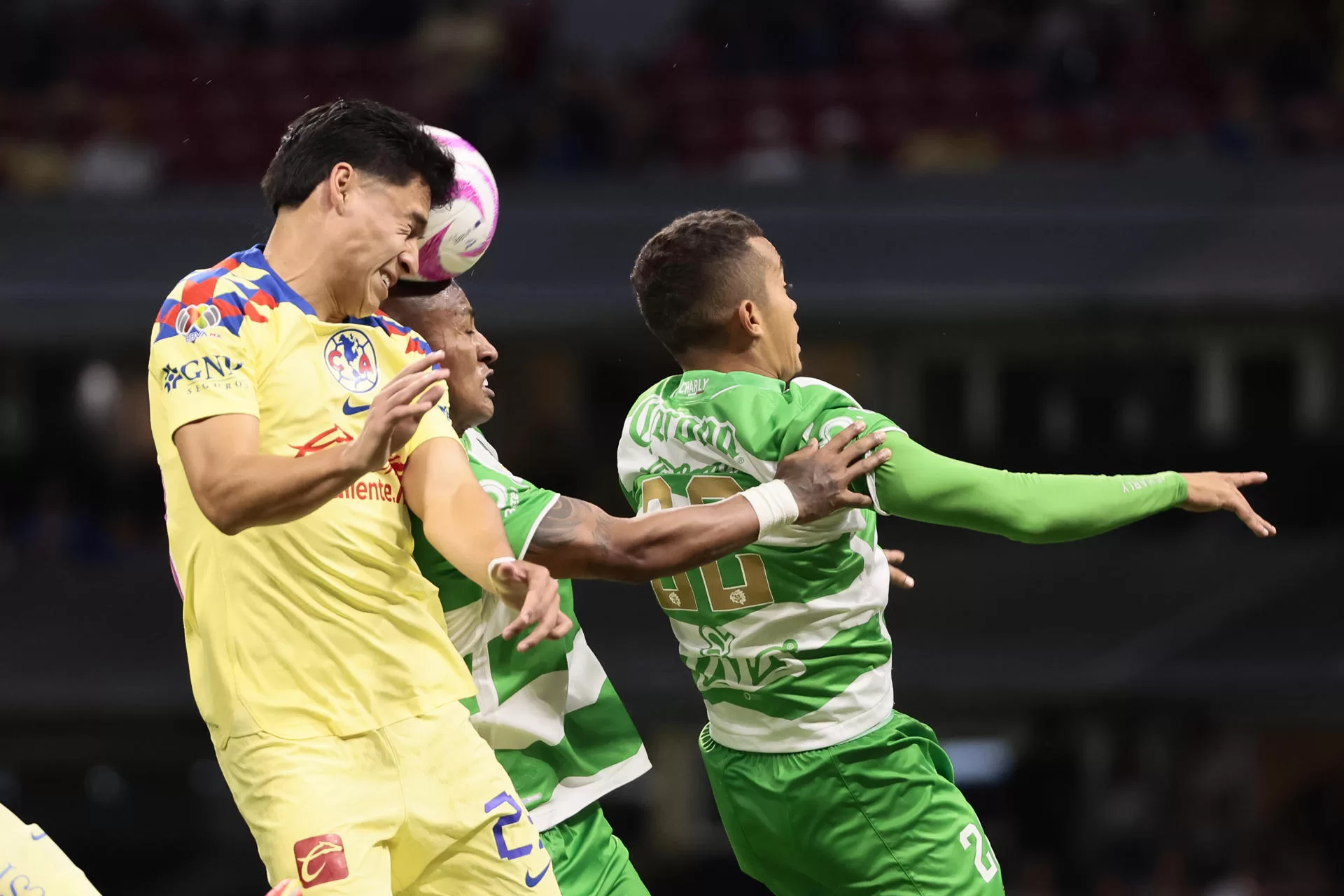 El jugador de América Ramón Juárez (i) disputa el balón con Pedro Aquino (c) y con Ronaldo Prieto de Santos hoy, durante un partido de la jornada 13 del Torneo Apertura del fútbol mexicano disputado en el Estadio Azteca, en Ciudad de México (México). EFE/ José Méndez 