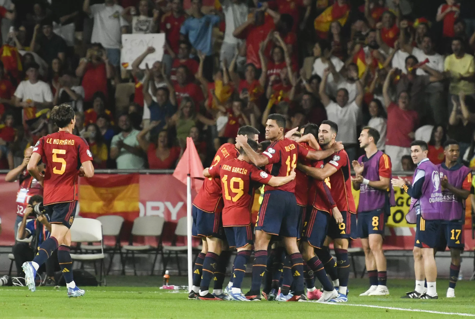 Los jugadores de la selección española celebran el gol de Álvaro Morata en el partido de clasificación para la Eurocopa 2024 que los combinados nacionales de España y Escocia juegan hoy jueves en el estadio de La Cartuja, en Sevilla. EFE/ Raúl Caro.