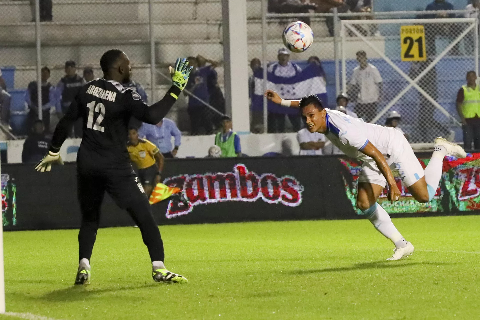 Denil Maldonado (d) de Honduras cabecea el balón ante el guardameta Raiko Arozamena de Cuba hoy, en un partido de la Liga de Naciones de la Concacaf en el estadio Chelato Uclés, en Tegucigalpa (Honduras). EFE/Gustavo Amador