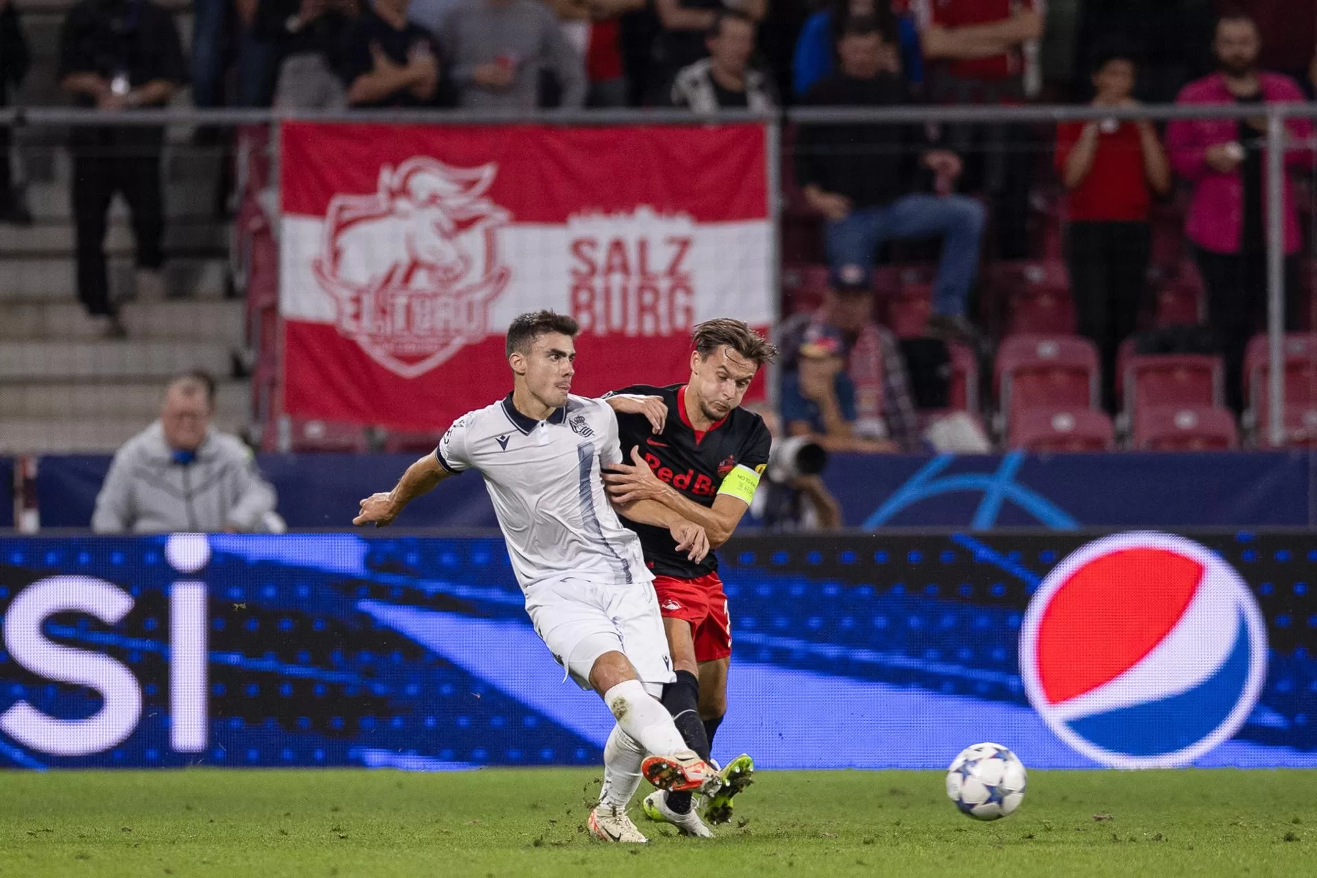 Salzburg (Austria), 03/10/2023.- Brais Mendez, de la Real Sociedad (L), en acción con Amar Dedic, del RB Salzburg, durante el partido de la Liga de Campeones que han jugado Salzburgo y Real Sociedad en el Salzburgo Arena, en Austria.EFE/EPA/LUKAS HUTER 