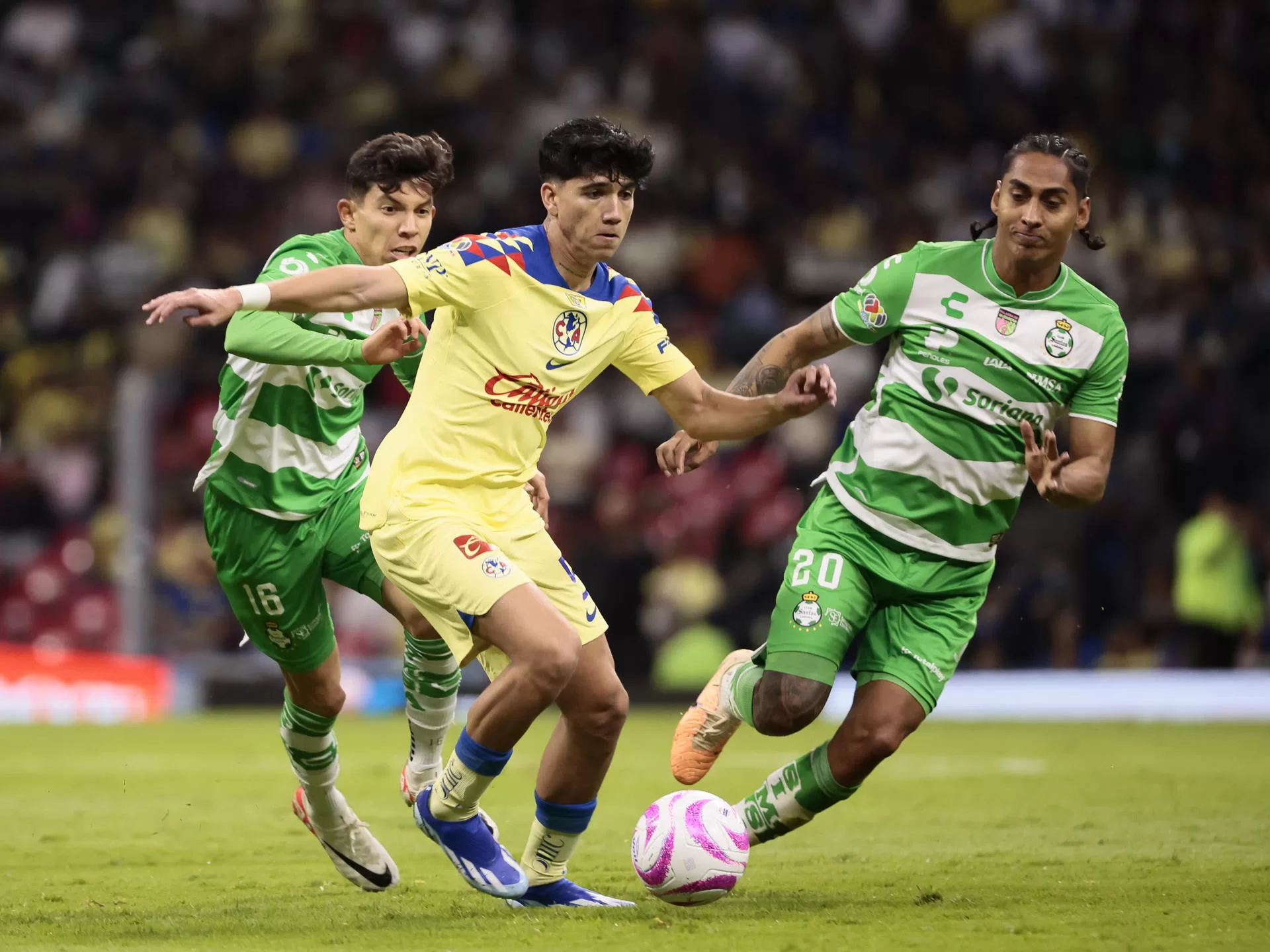 El jugador de América Kevin Álvarez (c) disputa el balón con Hugo Rodríguez (d) y con Aldo López de Santos hoy, durante un partido de la jornada 13 del Torneo Apertura del fútbol mexicano disputado en el Estadio Azteca, en Ciudad de México (México). EFE/ José Méndez 