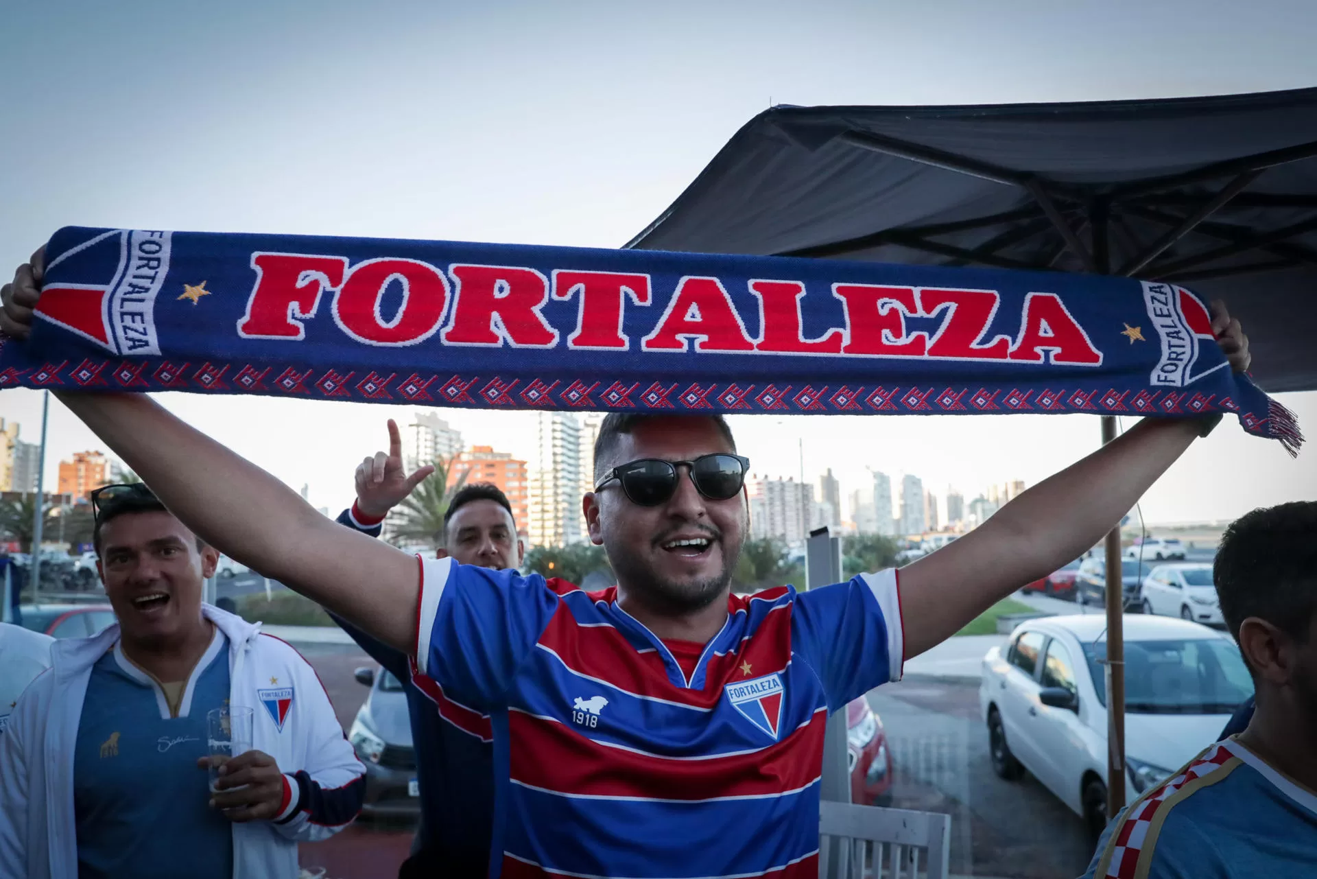 alt Hinchas de Liga de Quito y Fortaleza ya viven su fiesta en Punta del Este