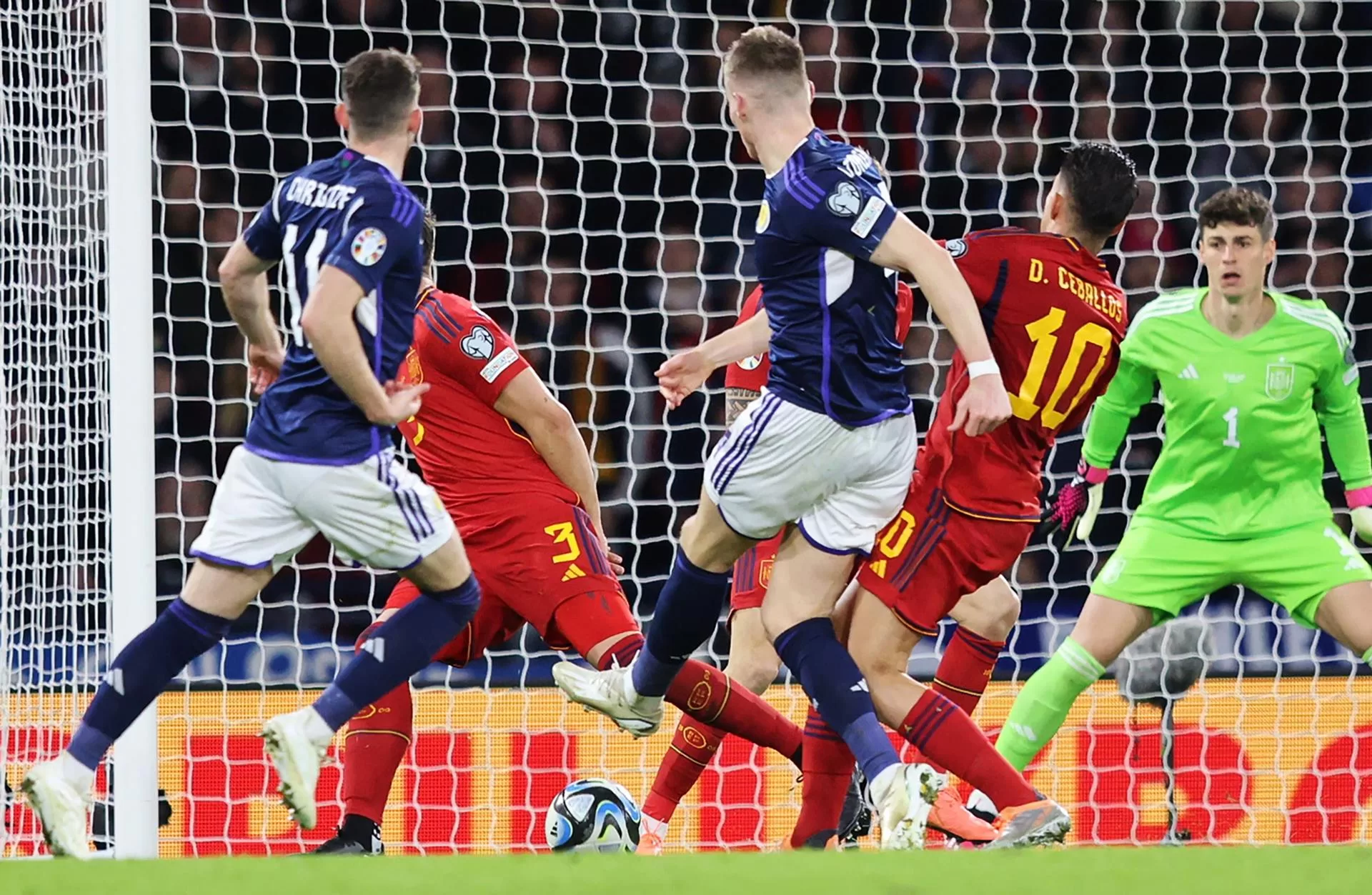 Scott McTominay (C) marca su segundo gol contra España, en el partido disputado en marzo en Glasgow. EFE/EPA/Robert Perry