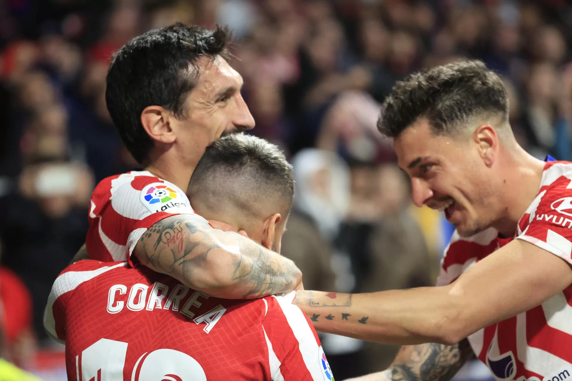 Los jugadores del Atlético de Madrid, el argentino Ángel Correa (i), el montenegrino Stefan Savic en el estadio Metropolitano, en Madrid en una foto de archivo de Zipi Aragón. EFE 