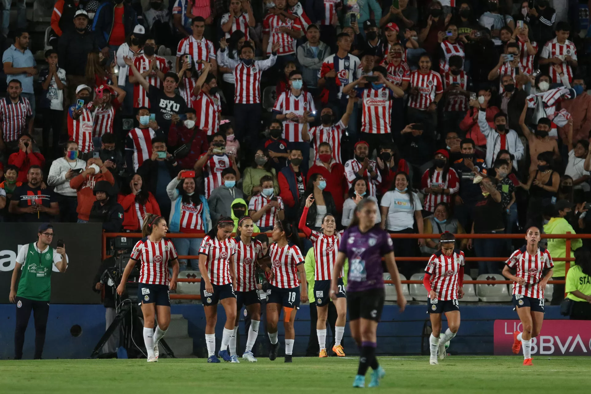 Fotografía de archivo de jugadoras del Guadalajara festejando un gol. EFE/David Martínez Pelcastre