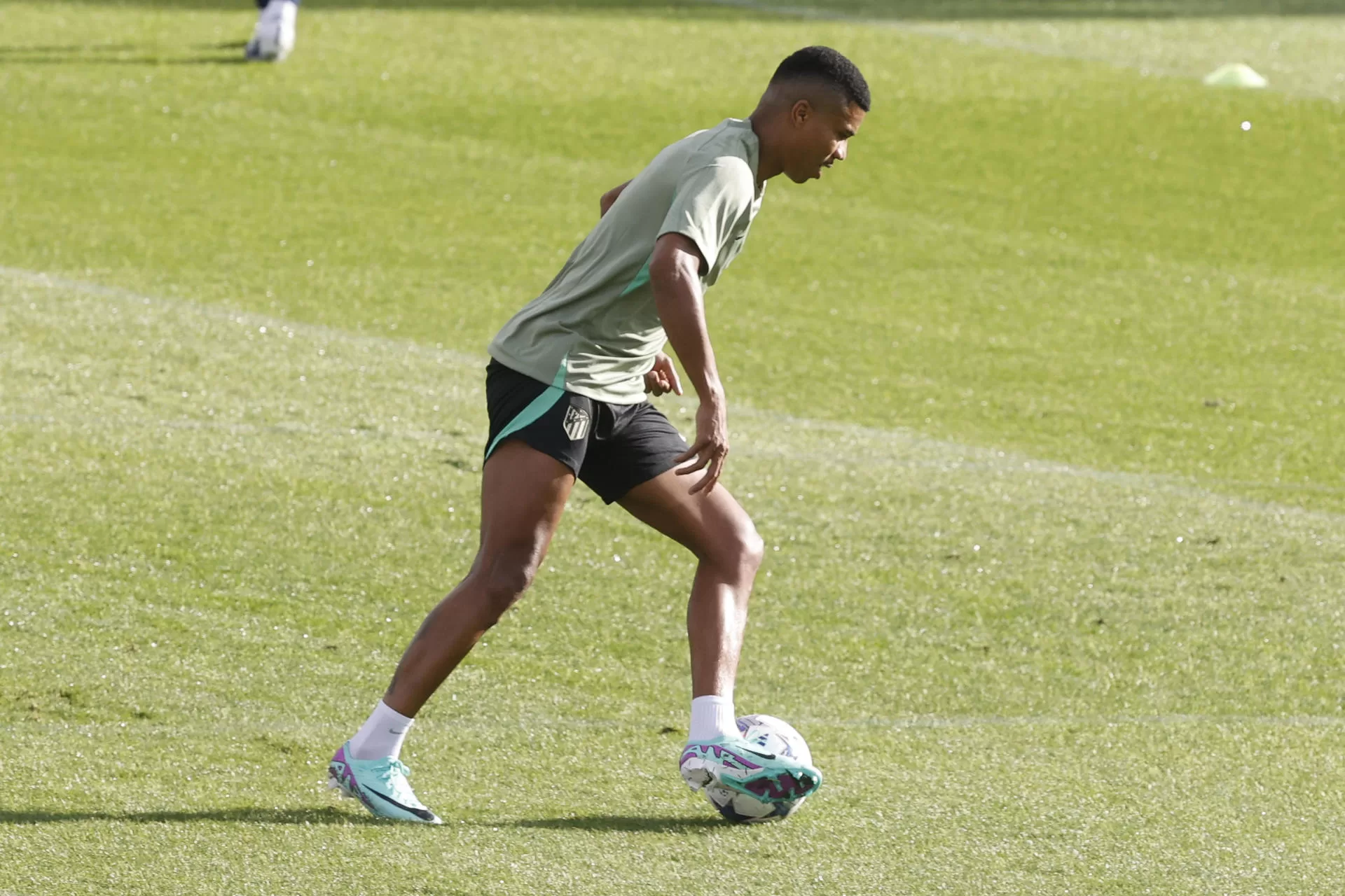 Reinildo Mandava conduce el balón en su vuelta a los entrenamientos con el grupo. EFE/ Juan Carlos Hidalgo 