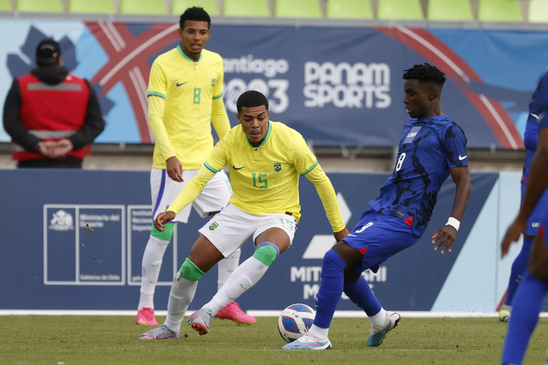 Igor Jesús de Brasil disputa el balón con Brooklyn Raines de los Estados Unidos hoy, en un partido de fútbol masculino durante los Juegos Panamericanos 2023 en Santiago (Chile). EFE/ Elvis González 