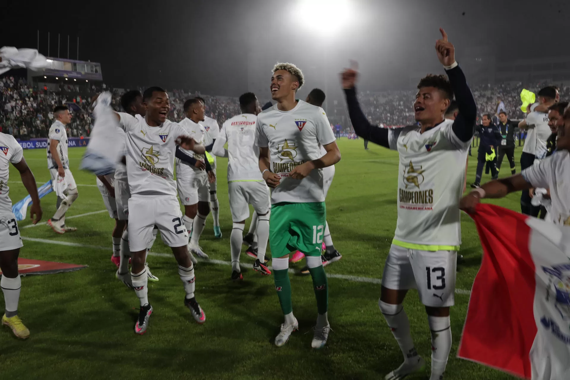 Jugadores de LDU Quito celebran al ganar la Copa Sudamericana frente a Fortaleza hoy, en el estadio Domingo Burgueño Miguel en Maldonado (Uruguay). EFE/ Raúl Martínez 