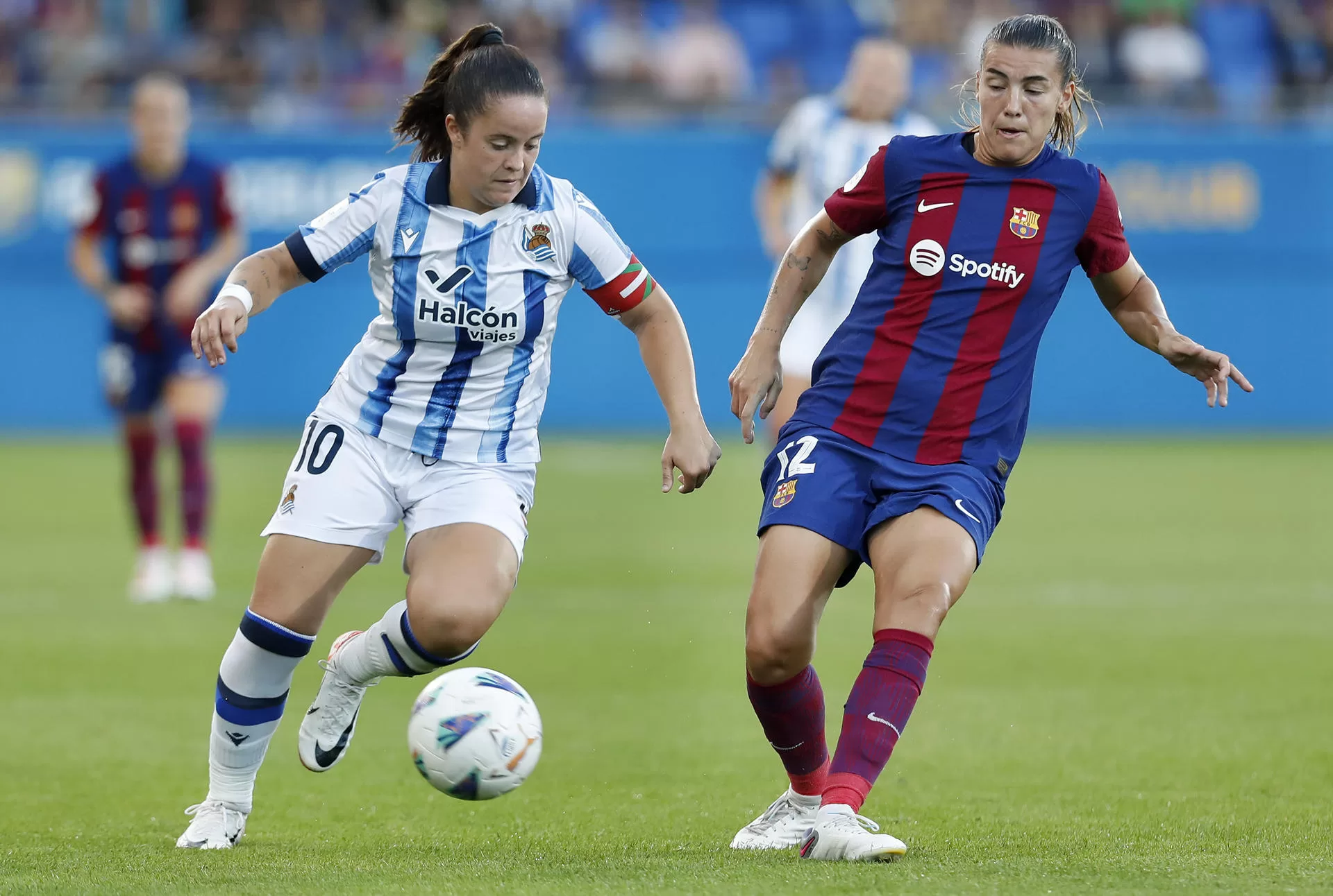 alt La centrocampista del FC Barcelona Patri Guijarro (d), intenta avanzar ante la presencia de Nerea Eizagirre, delantera de la Real Sociedad durante el partido de Liga femenina que el FC Barcelona y la Real Sociedad disputaron en el estadio Johan Cruyff de Barcelona. EFE/ Andreu Dalmau