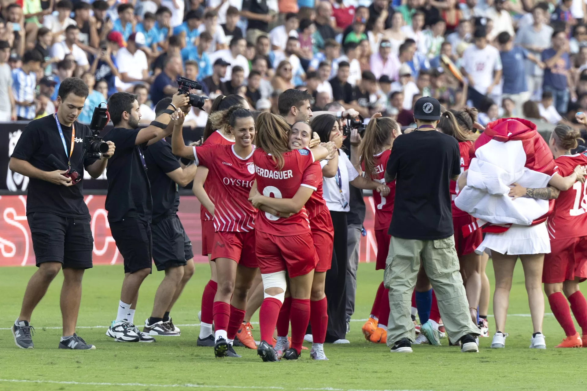 Las jugadoras del Aniquiladoras FC celebran su victoria frente al Pio FC este sábado, tras el partido de semifinales de la Kings & Queens Cup Finals, en el estadio de La Rosaleda, en Málaga. EFE/ Daniel Pérez 