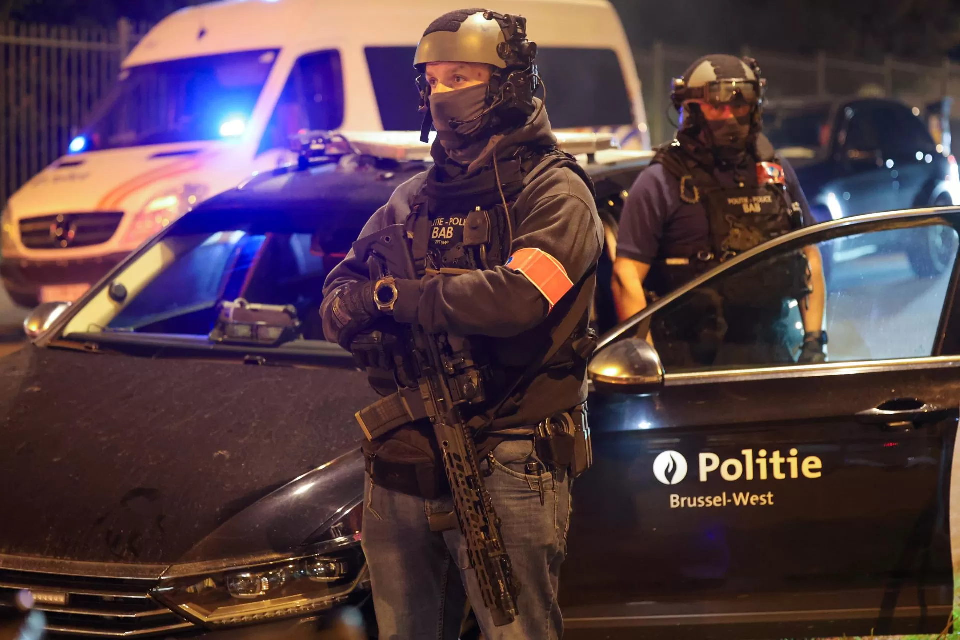 Las fuerzas policiales aseguran la zona mientras los aficionados son evacuados del estadio Rey Balduino, en Bruselas (Bélgica), este 16 de octubre de 2023. EFE/EPA/Olivier Matthys