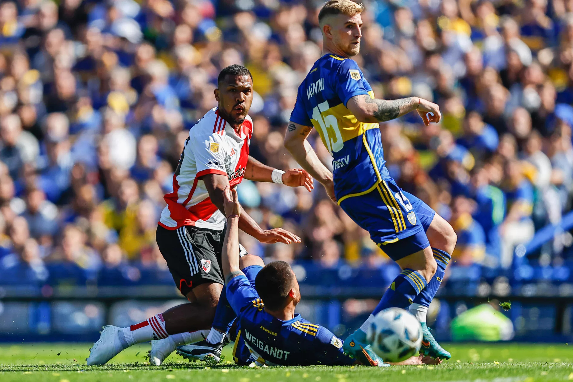 El jugador de River Plate Salomón Rondón (i) patea hacia el arco ante la marca de Marcelo Weigandt (c), de Boca Juniors, hoy, durante un partido por la Primera División del fútbol argentino, en el estadio La Bombonera de Buenos Aires (Argentina). EFE/ Juan Ignacio Roncoroni 